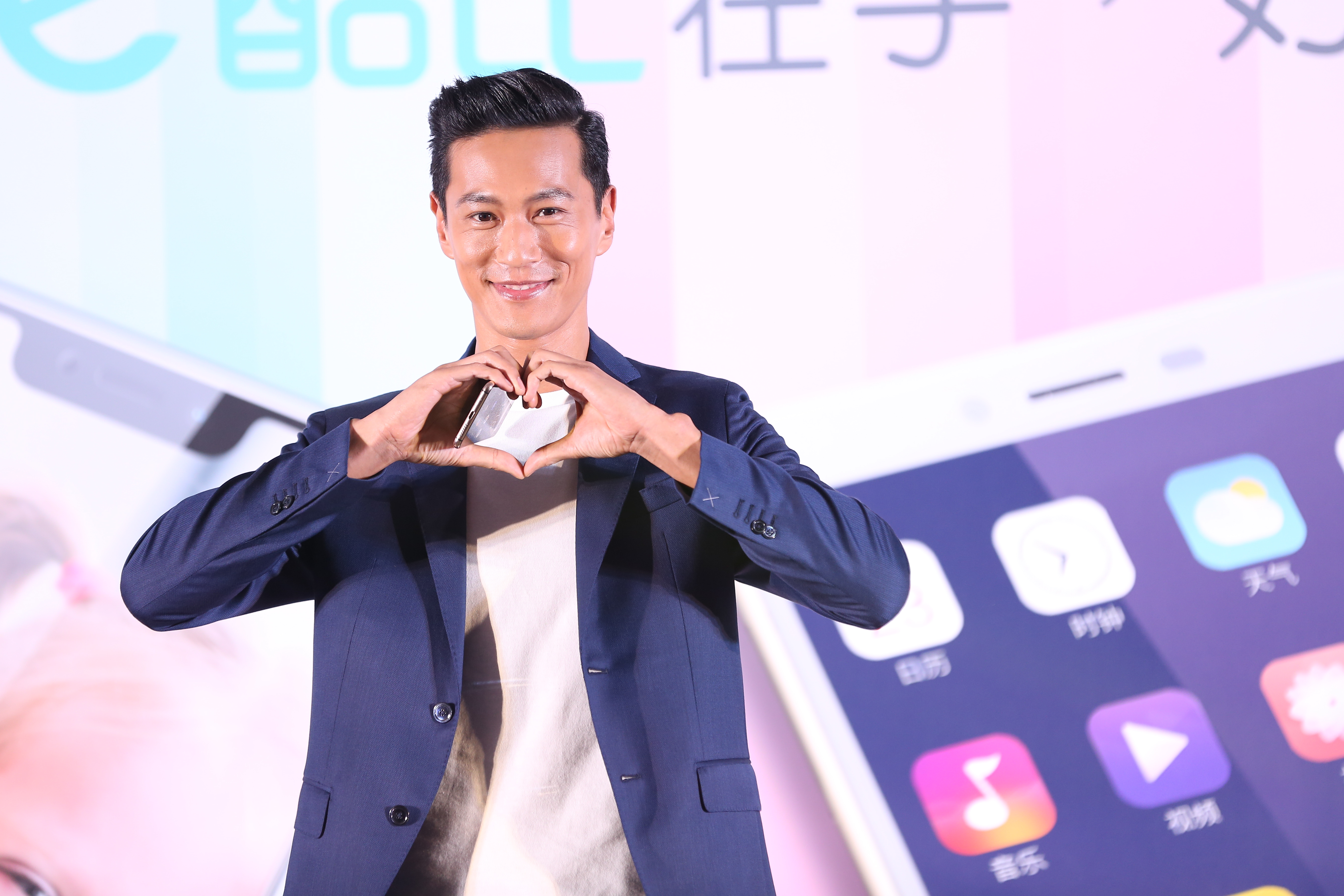 鍾承翰擔任手機品牌大使，坦言自己是個手機控。