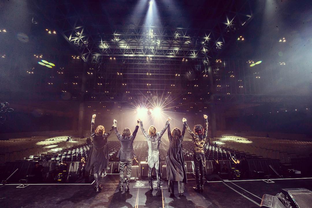 日本視覺系樂團X-JAPAN預定在9月底連續3天開唱，卻因潭美颱風襲捲日本臨時取消，但演出當天，他們卻辦了一場沒有觀眾的演唱會。（翻攝Yoshiki臉書）