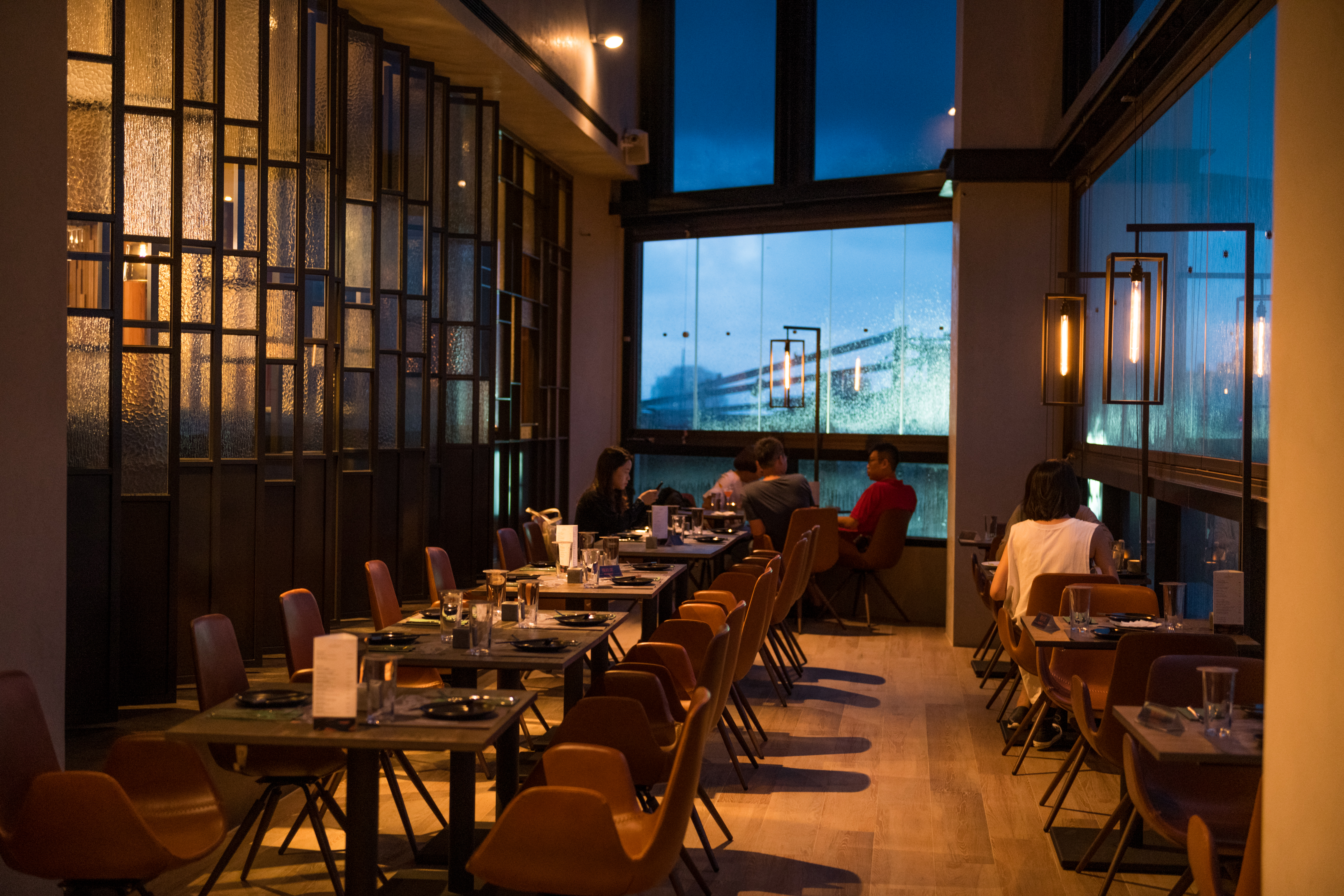 「眺吧餐酒館」位在「比歐緻居」精品飯店頂樓，白天可欣賞高雄中山路綠地景觀，雨夜來訪也有朦朧之美。