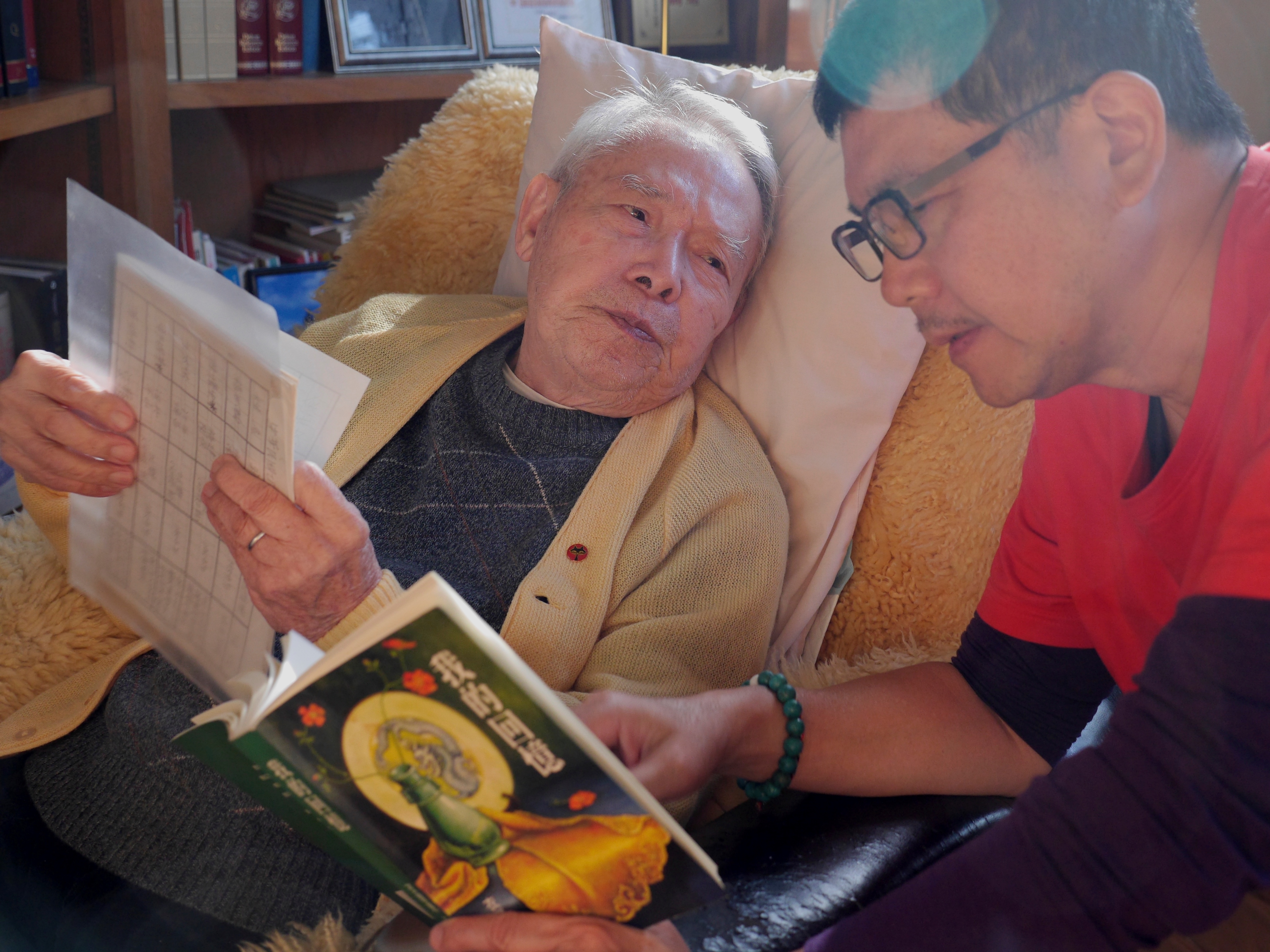 導演楊佈新(右)前往美國探訪黑貓中隊第三任隊長王太佑(左),重新勾勒當年情景。(寬和影像提供)