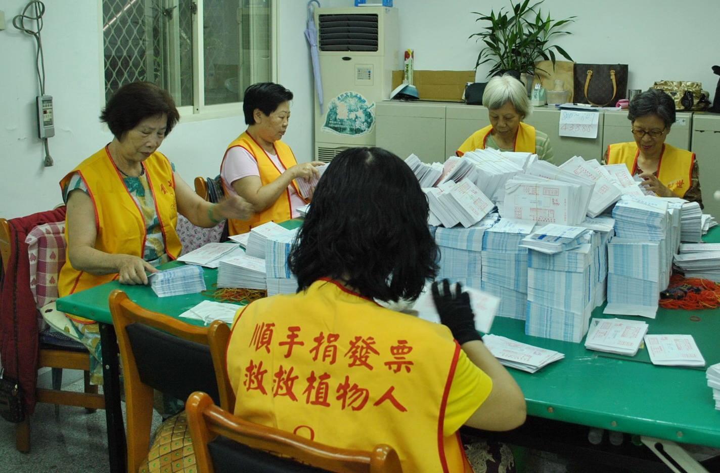自2014年政府推動發票電子化並祭出千萬大獎以來,創世基金會募得的發票數量少了4成。(翻攝自創世基金會臉書)