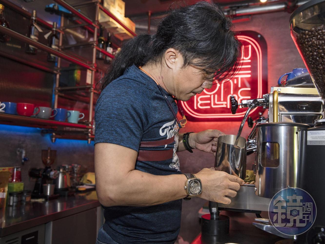 在品牌旗艦店兼辦公室的「SEVENFRIDAY Cafe Taipei」沖泡咖啡的劉福台。