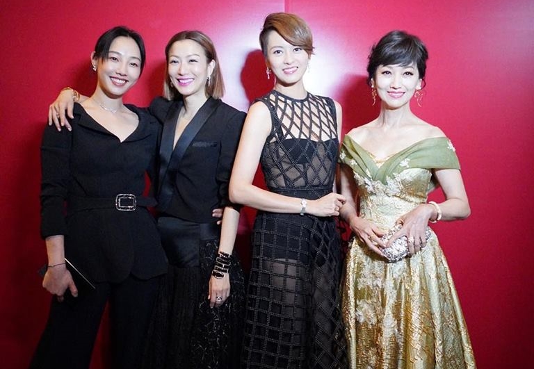 梁詠琪（右三）正在韓國釜山，為電影《八個女人一台戲》參加世界首映，同行還有戲中其他女角鄭秀文（左二）、白百何（左一）、趙雅芝（右一），眾人在後台大合照。