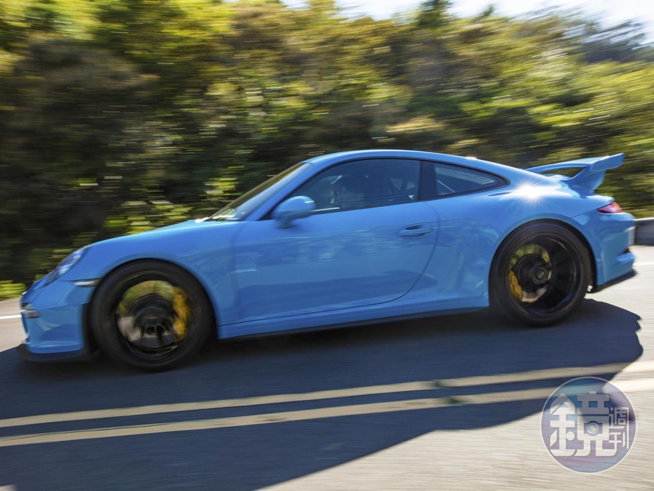 在往內湖五指山的路途中，我也徹底的感受到了911 GT3的「神妙」之處。