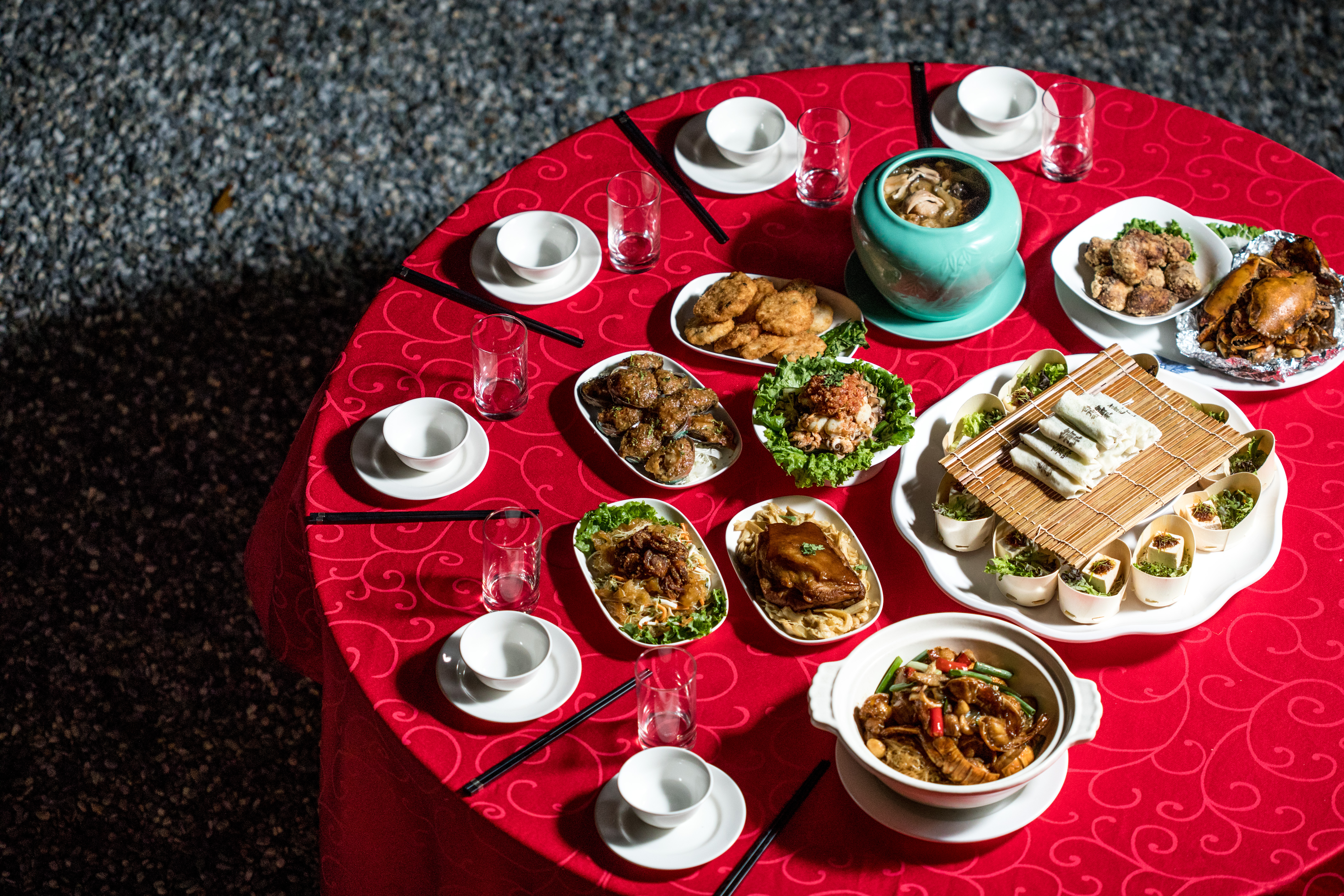 2018台南美食節重頭戲「阿勇師X阿霞飯店總舖師辦桌」11月份席開82桌，屆時約有近千人熱鬧齊聚開桌。