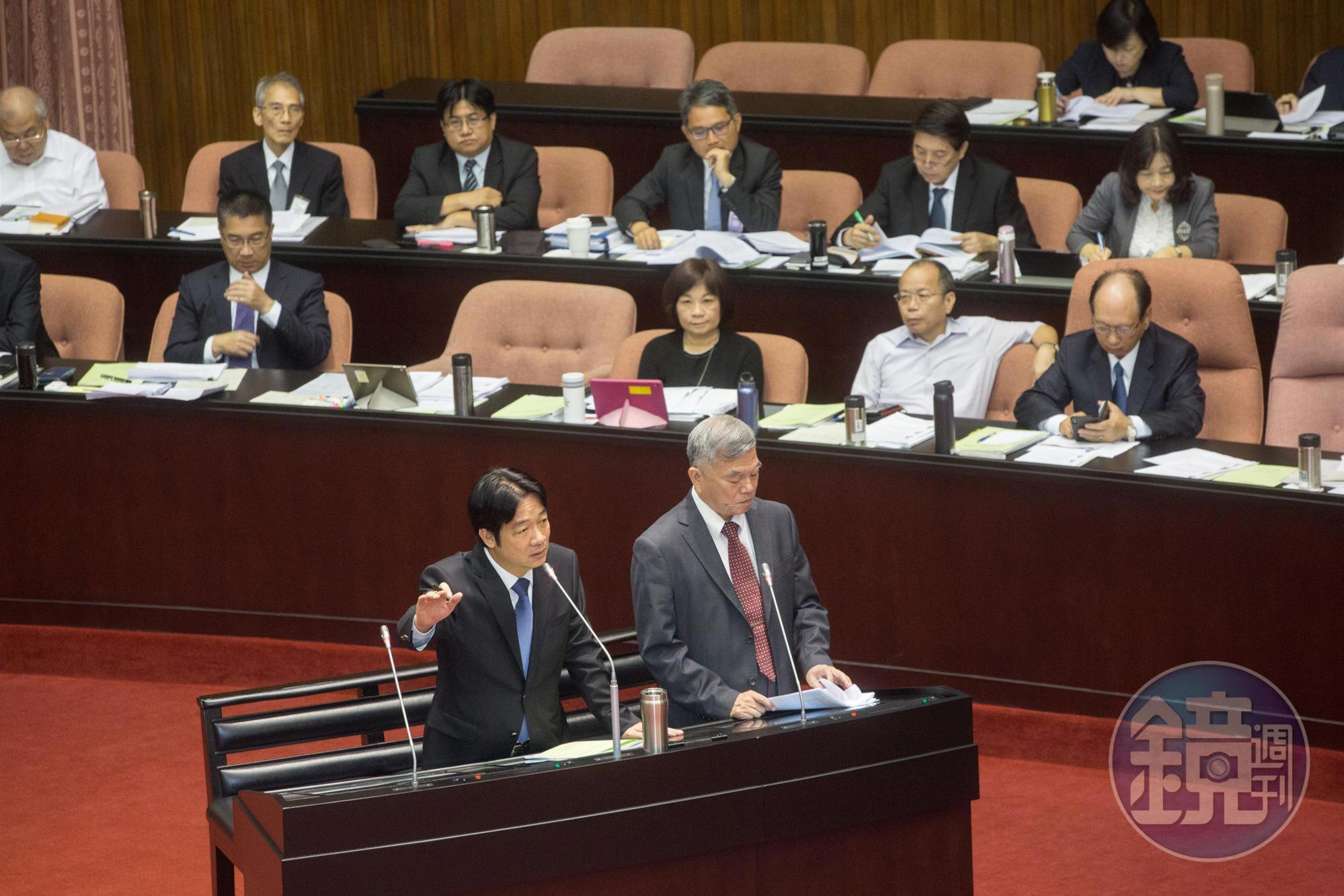 行政院長賴清德(左)對評估深澳電廠停建的可行性,首度鬆口。