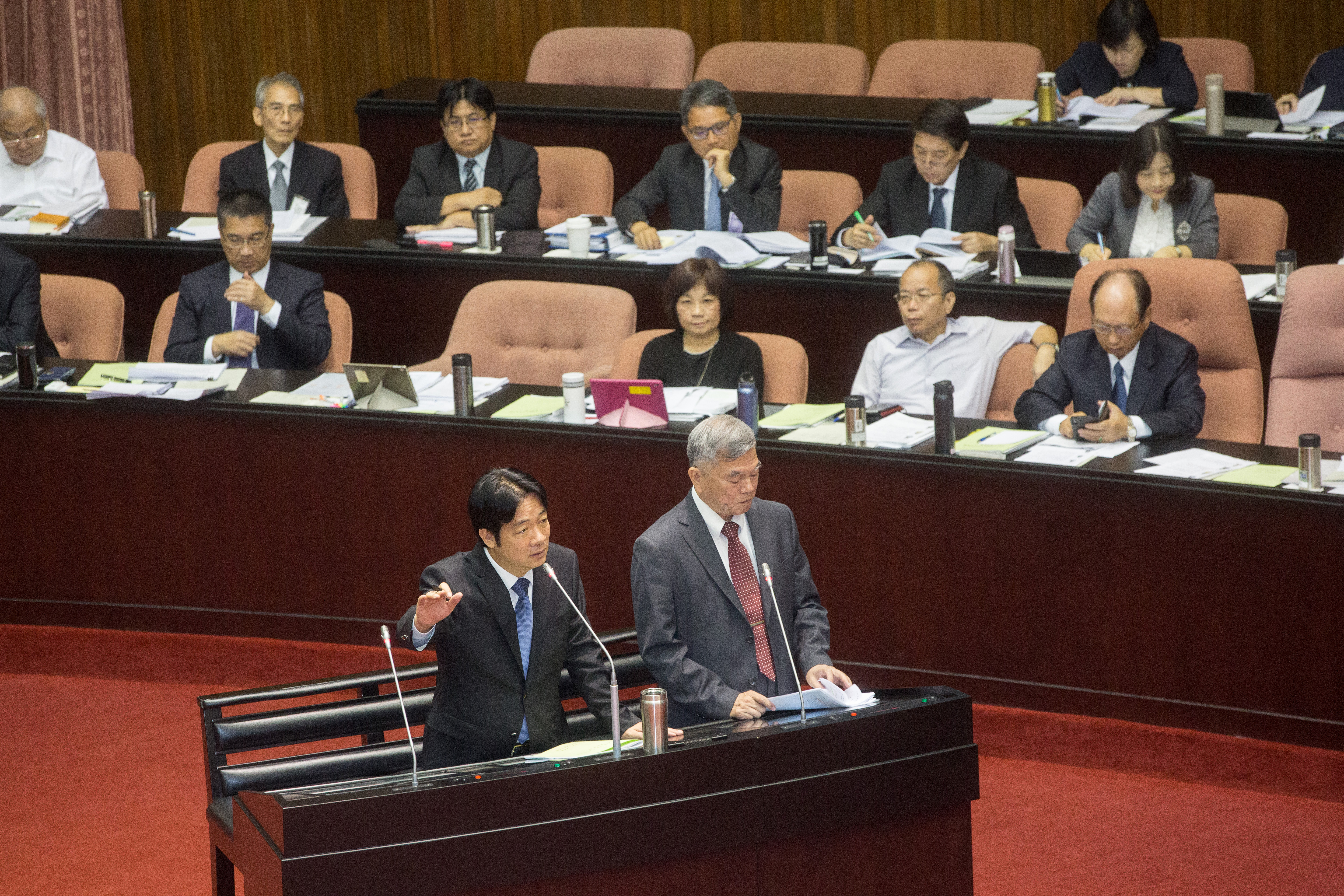 行政院長賴清德（左）對評估深澳電廠停建的可行性，首度鬆口。