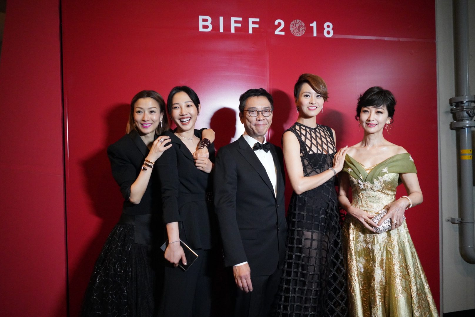 關錦鵬（中）率4位女神踏上釜山影展紅毯，趙雅芝（右1）的金色禮服仙氣十足。（甲上提供）