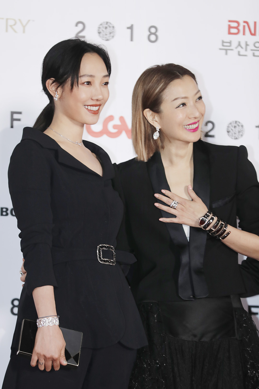 白百何（左）、鄭秀文合作新片《八個女人一台戲》，戲外同樣展現好交情。（甲上提供）