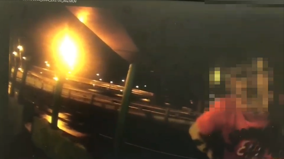 貼滿Hello Kitty貼紙的馬自達3的改裝轎車不滿警方割破他的「背靠」而發文抨擊大安分局警方「吃飽撐著！」。（警方提供）