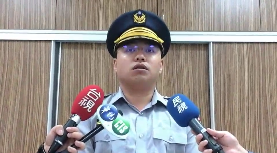 敦化南路派出所所長林宇鴻則強調執法過程一切合法，並提供警方密錄器還原現場。（警方提供）