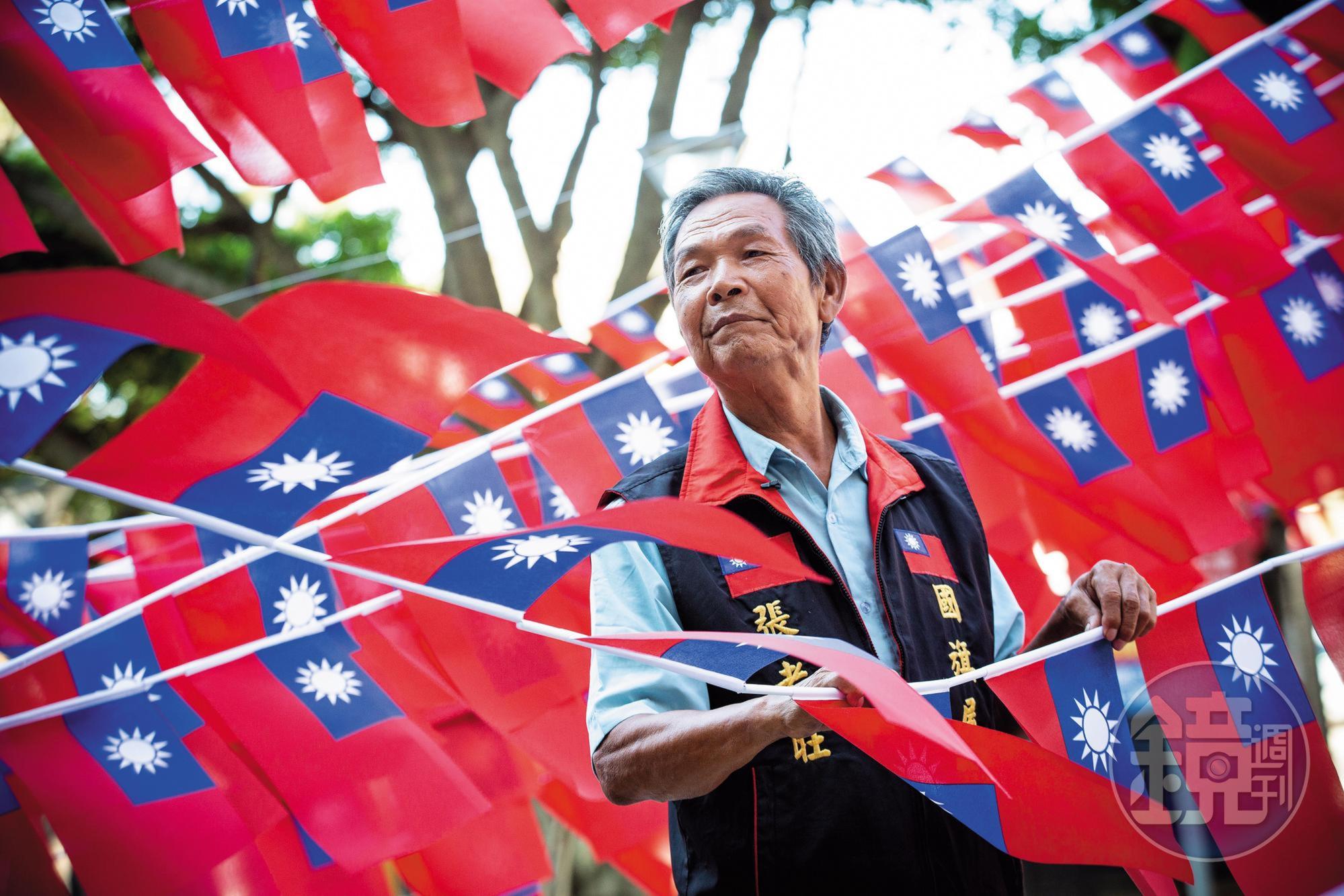 每逢國慶日,張老旺都要花費大量時間、金錢舉辦升旗典禮,他表示:「颱風來了也照辦。」
