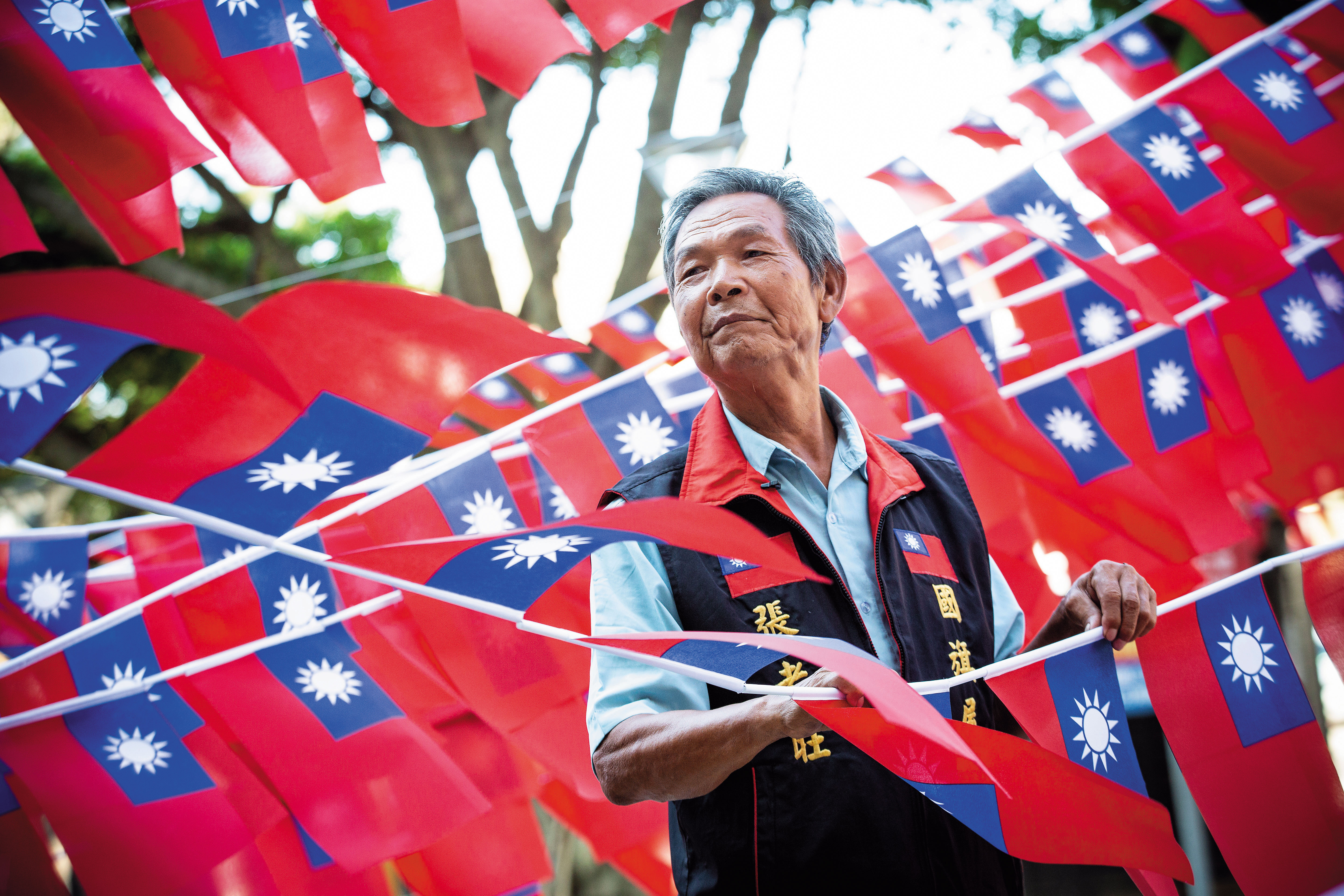 每逢國慶日，張老旺都要花費大量時間、金錢舉辦升旗典禮，他表示：「颱風來了也照辦。」