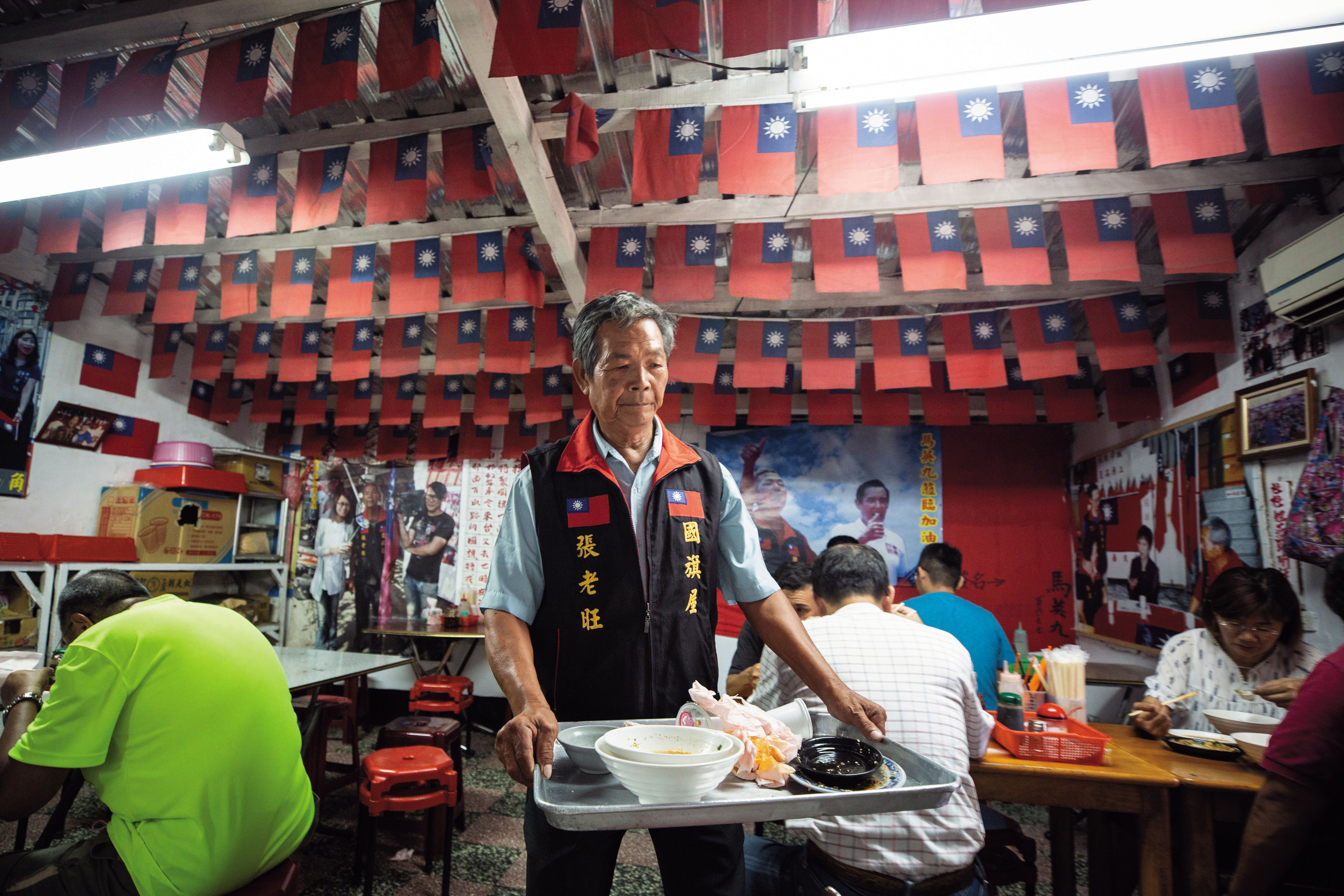 張老旺在店裡幫忙，每月領到的2萬元薪水，全部花在國旗上，坦言沒有任何娛樂。