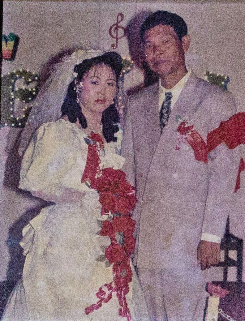 張老旺(右)50多歲時再婚,以「找人照顧自己」的目的,娶了小自己近30歲的緬甸華僑(左),也把國旗屋交給她,稱太太才是掌權的人。(張老旺提供)