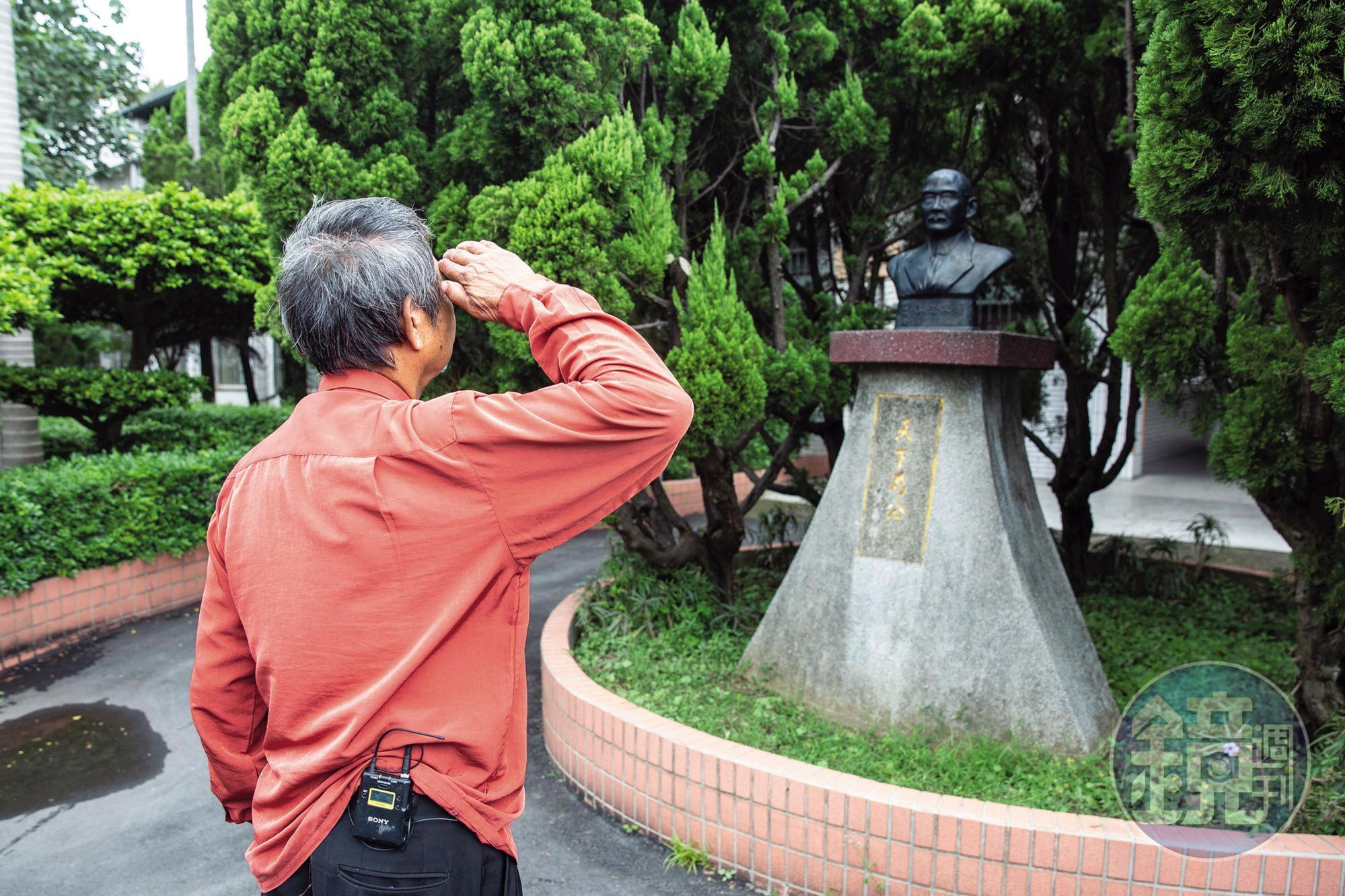 張老旺向國父銅像敬禮。他表示自己信奉國父「做大事不做大官」的教誨,說:「我今天真的做了大事吔,國旗最大吔。」