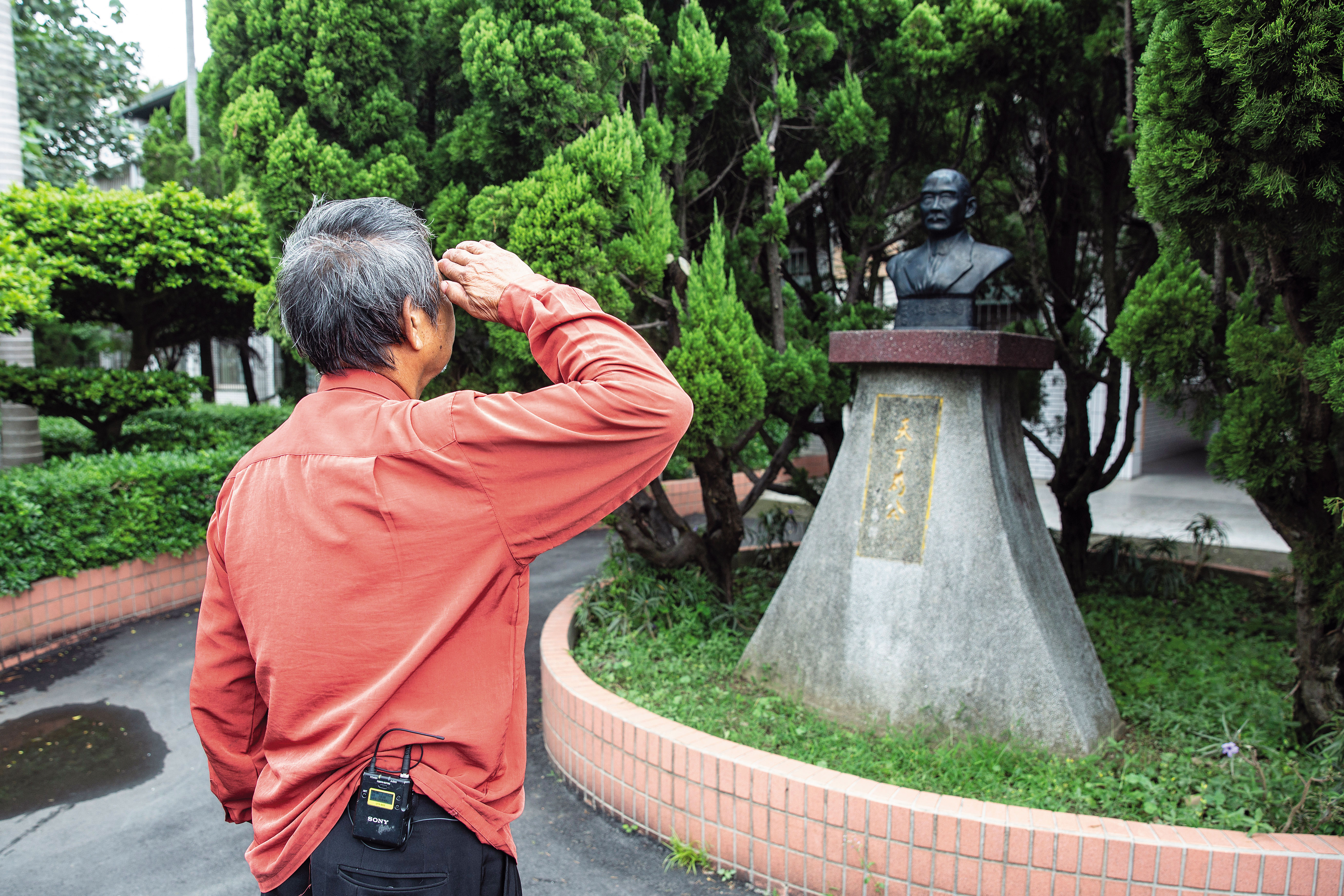 張老旺向國父銅像敬禮。他表示自己信奉國父「做大事不做大官」的教誨，說：「我今天真的做了大事吔，國旗最大吔。」