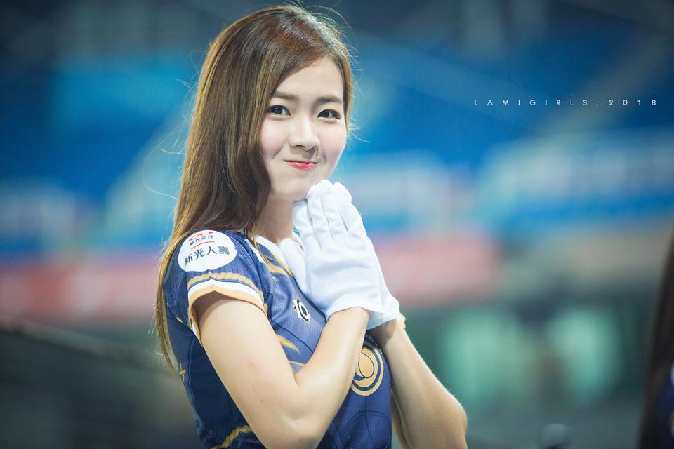 LamiGirls籃靖玟（籃籃）來到《娛樂嘿新聞》直播現場，宣傳新單曲〈Love Me More〉。（翻攝自籃靖玟（籃籃）臉書）