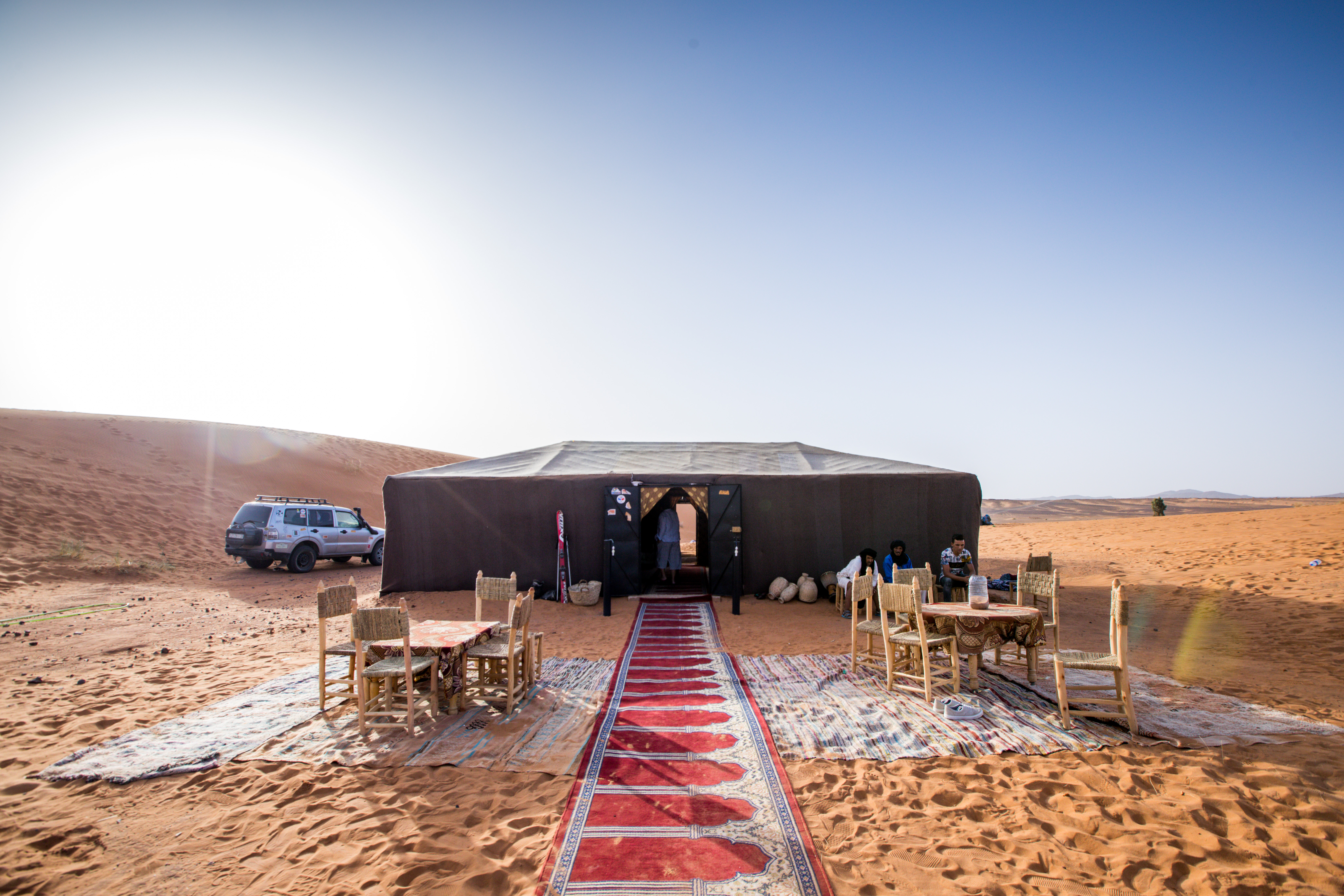 來到撒拉哈，住一晚沙漠裡的帳篷，是令人難忘的體驗。