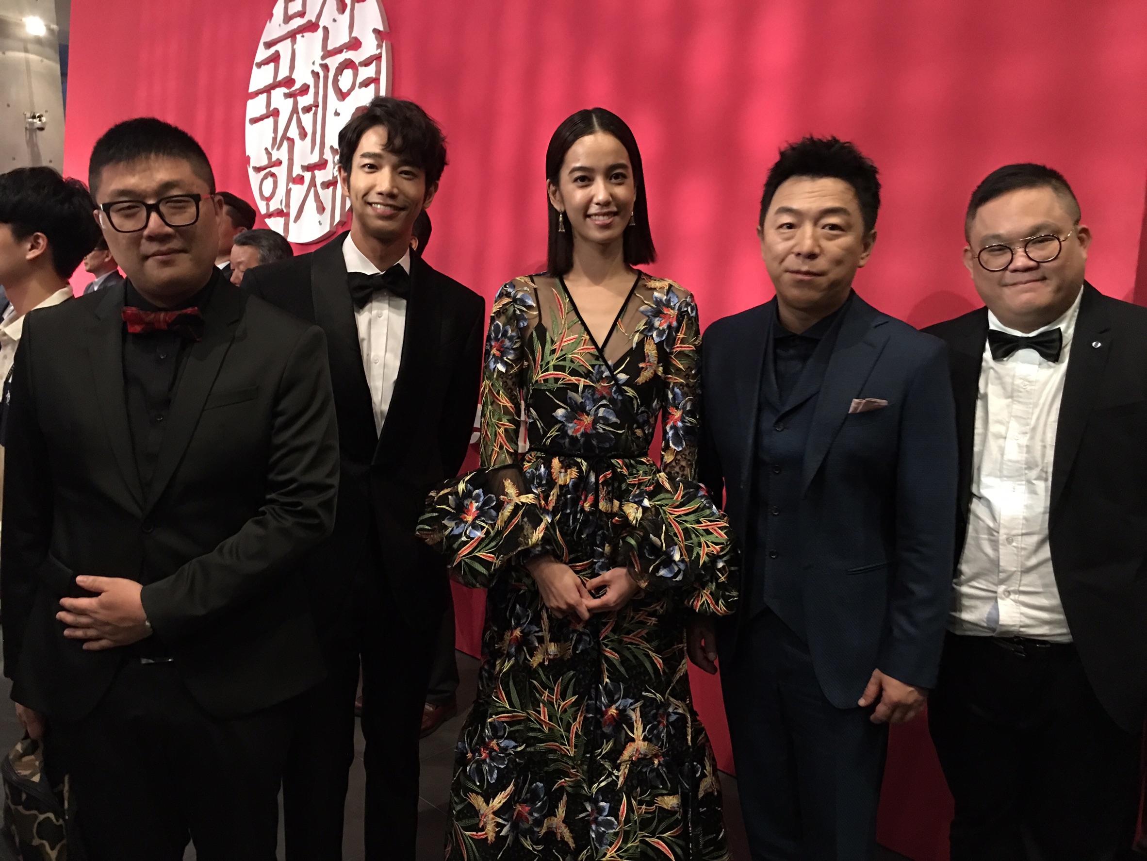 劉以豪、陳庭妮以及導演林孝謙、編劇呂安弦在後台遇見金馬影帝黃渤。（影互動提供）
