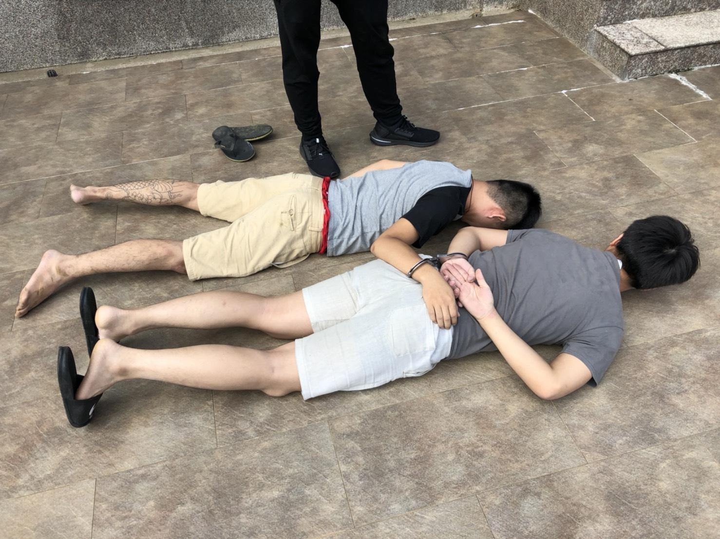 詐騙集團份子被警方壓制。（刑事局提供）