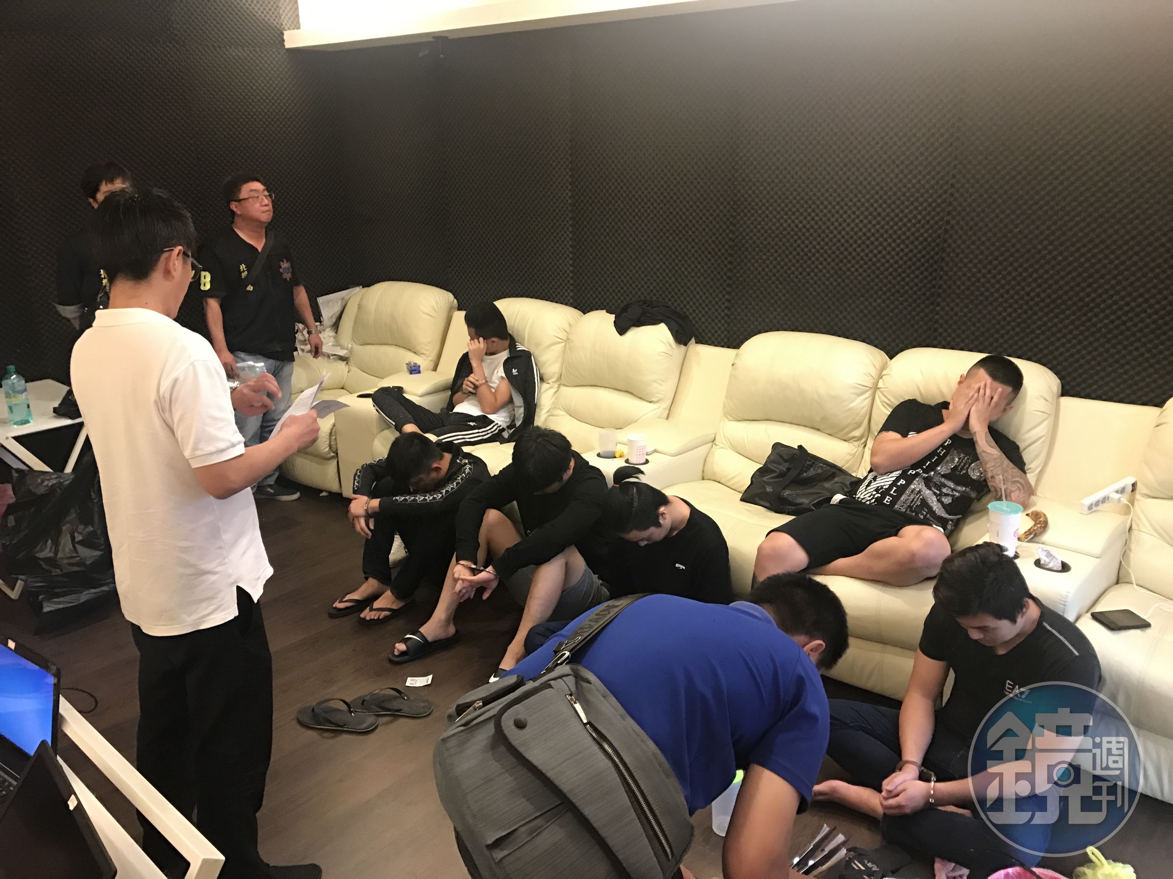 警方攻堅透天別墅，將陳嫌等7人逮捕到案。（刑事局提供）