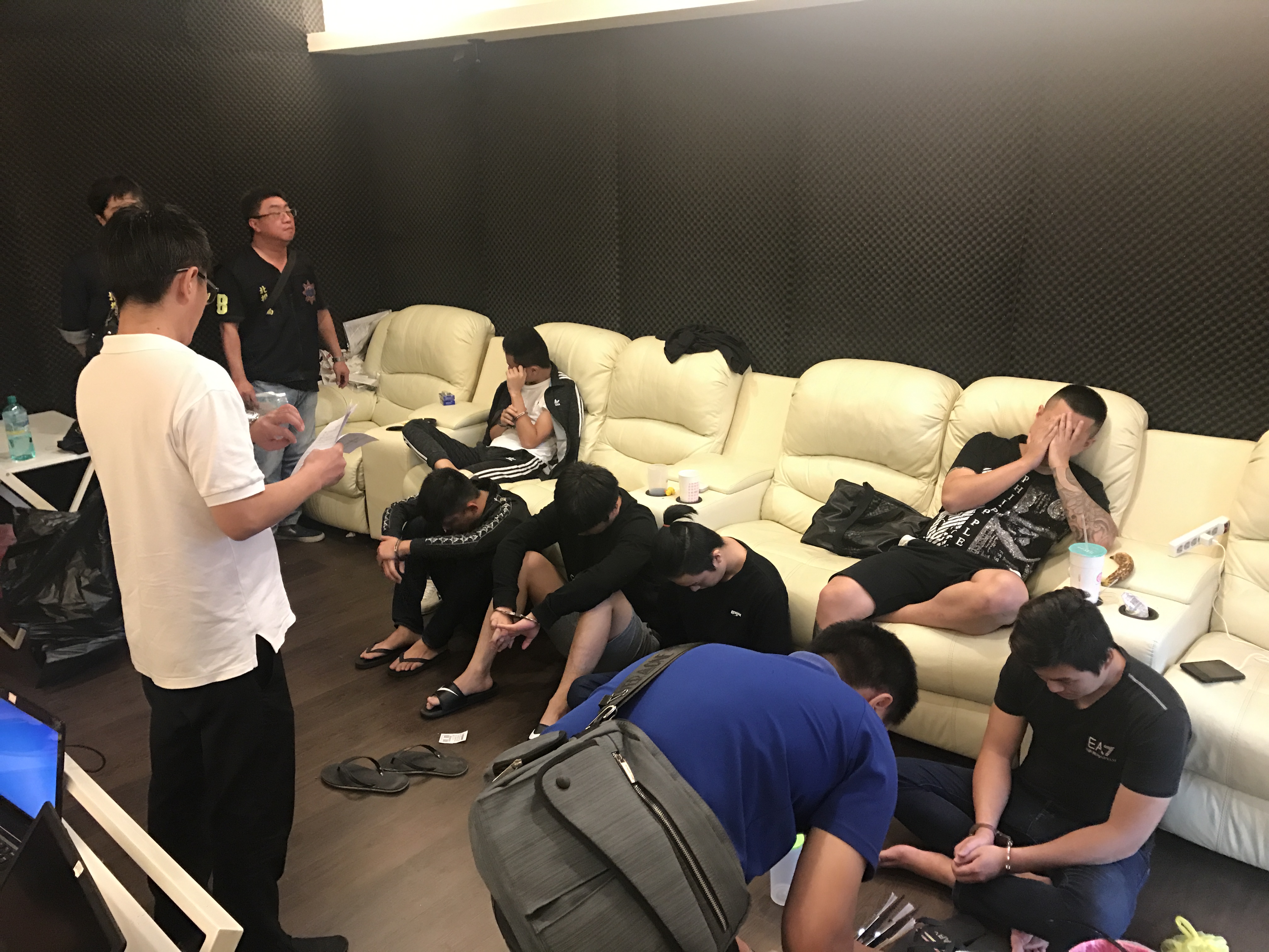 警方攻堅透天別墅，將陳嫌等7人逮捕到案。（刑事局提供）