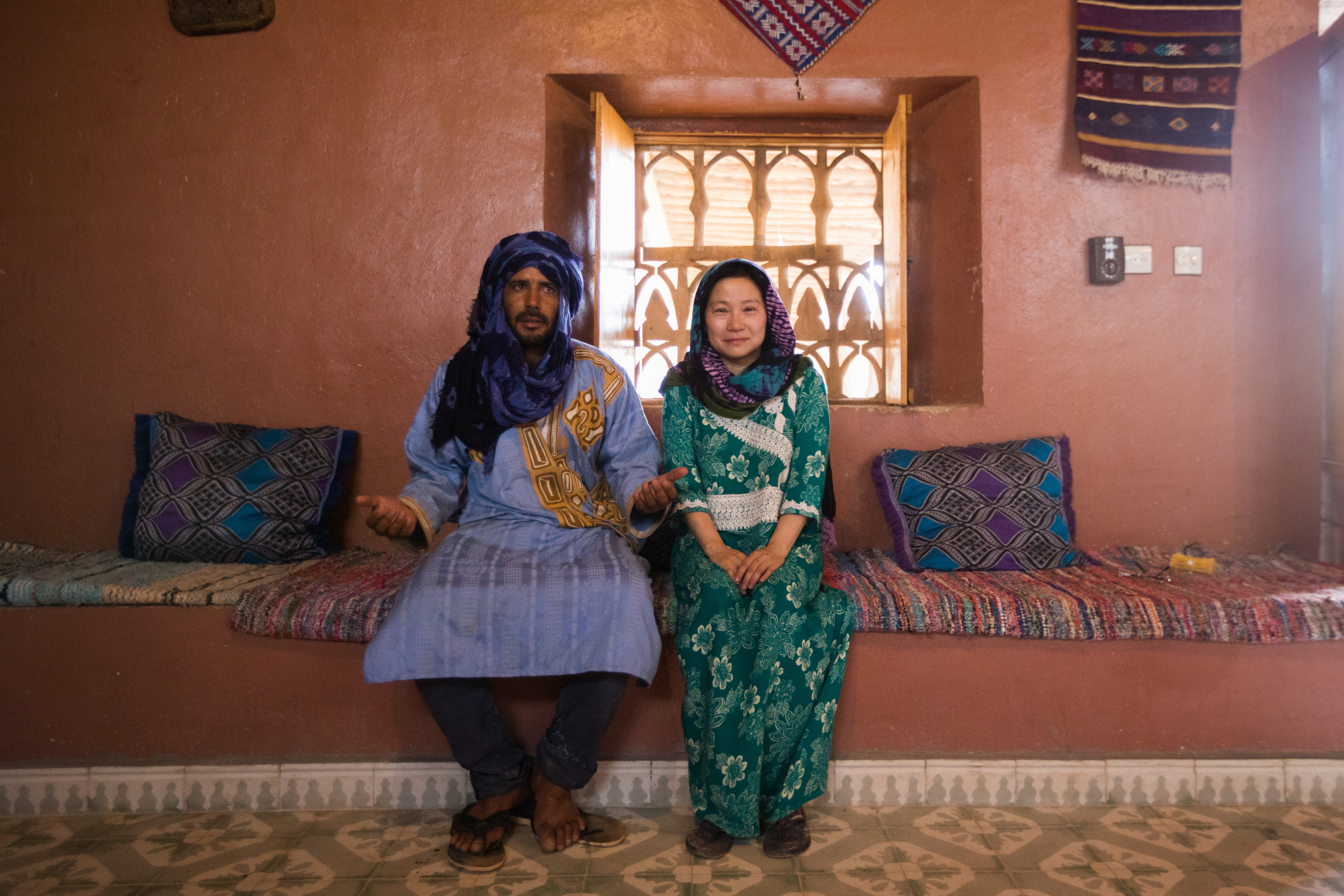 台灣女子蔡適任（右），嫁給遊牧民族貝都因先生Lahbib（左），在撒哈拉生活。