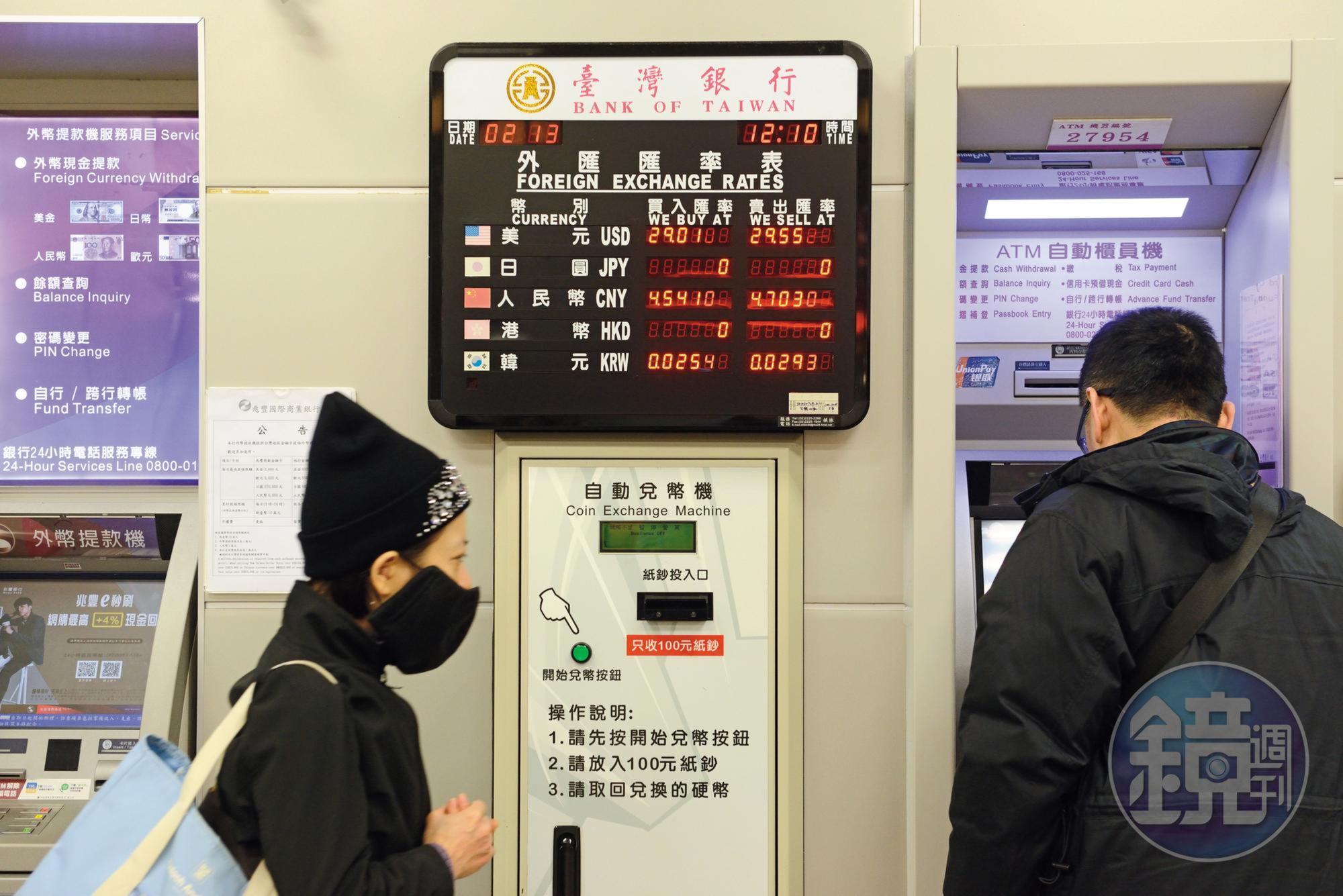 經常出國的潘慧如，對於外匯有高敏銳度，懂得低買高賣賺匯差。