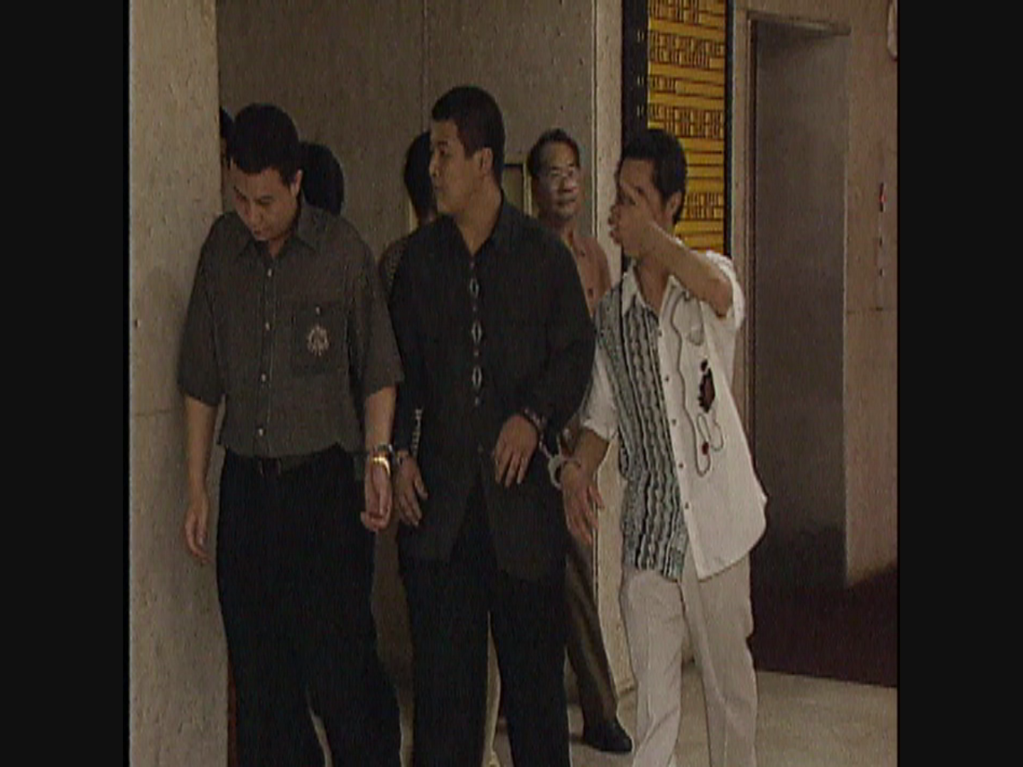 陳熾皇（中）號稱詐騙始祖，20年前開創分類廣告詐騙，遭刑事局逮捕。（翻攝畫面）