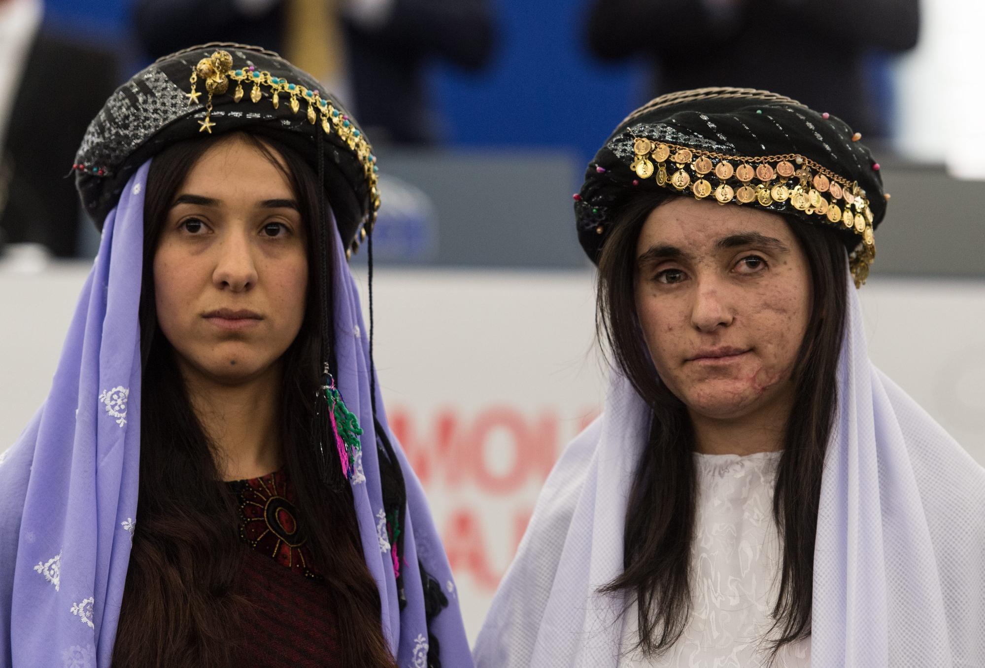 Nadia Murad（左 ）2016年12月獲頒歐洲議會人權獎，右為Lamia Aji Bashar，同樣曾淪為伊斯蘭國的性奴隸。（東方IC）