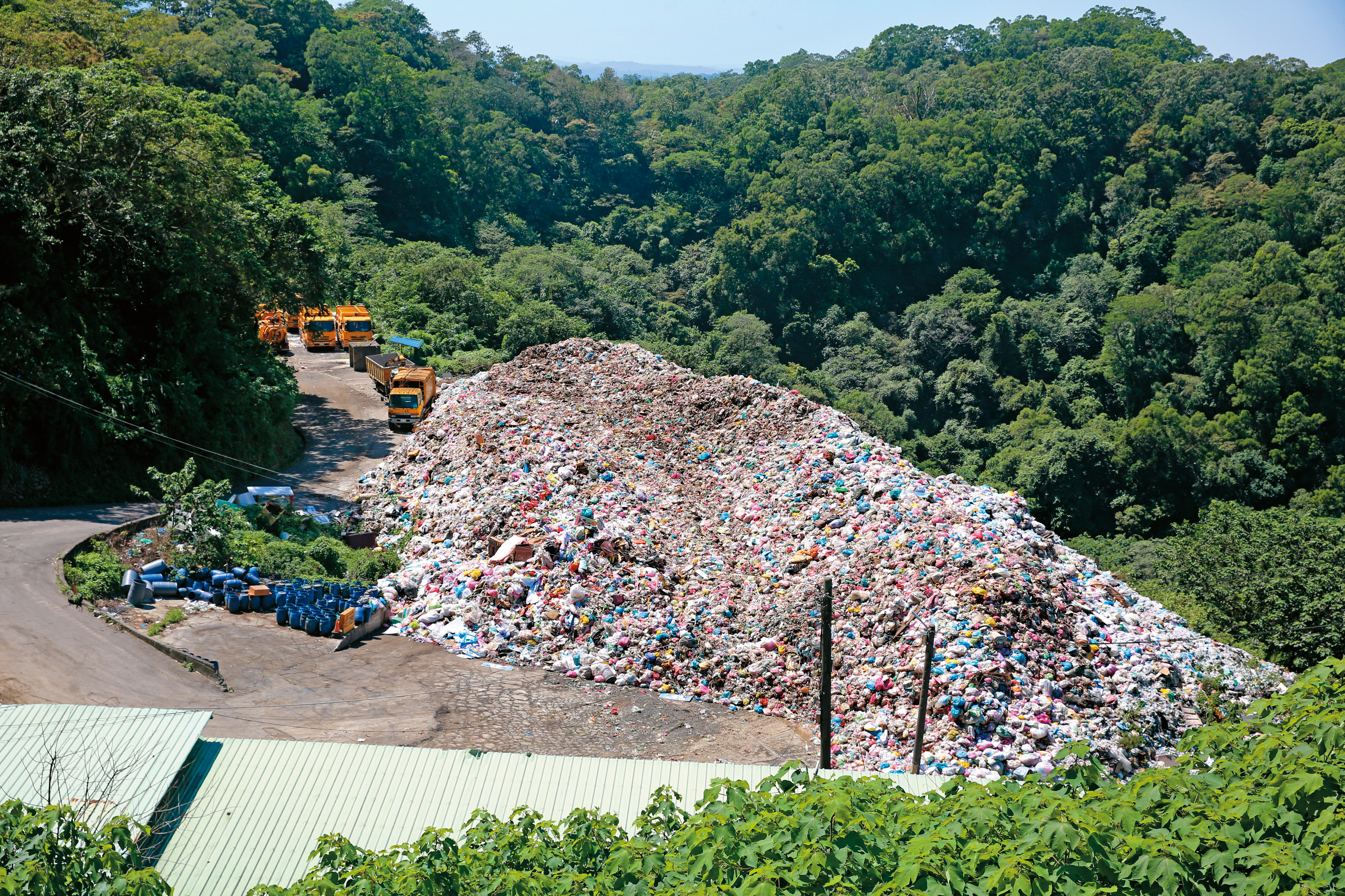 竹東掩埋場封閉多年，縣府違法「暫置」4年，居民抱怨不已。