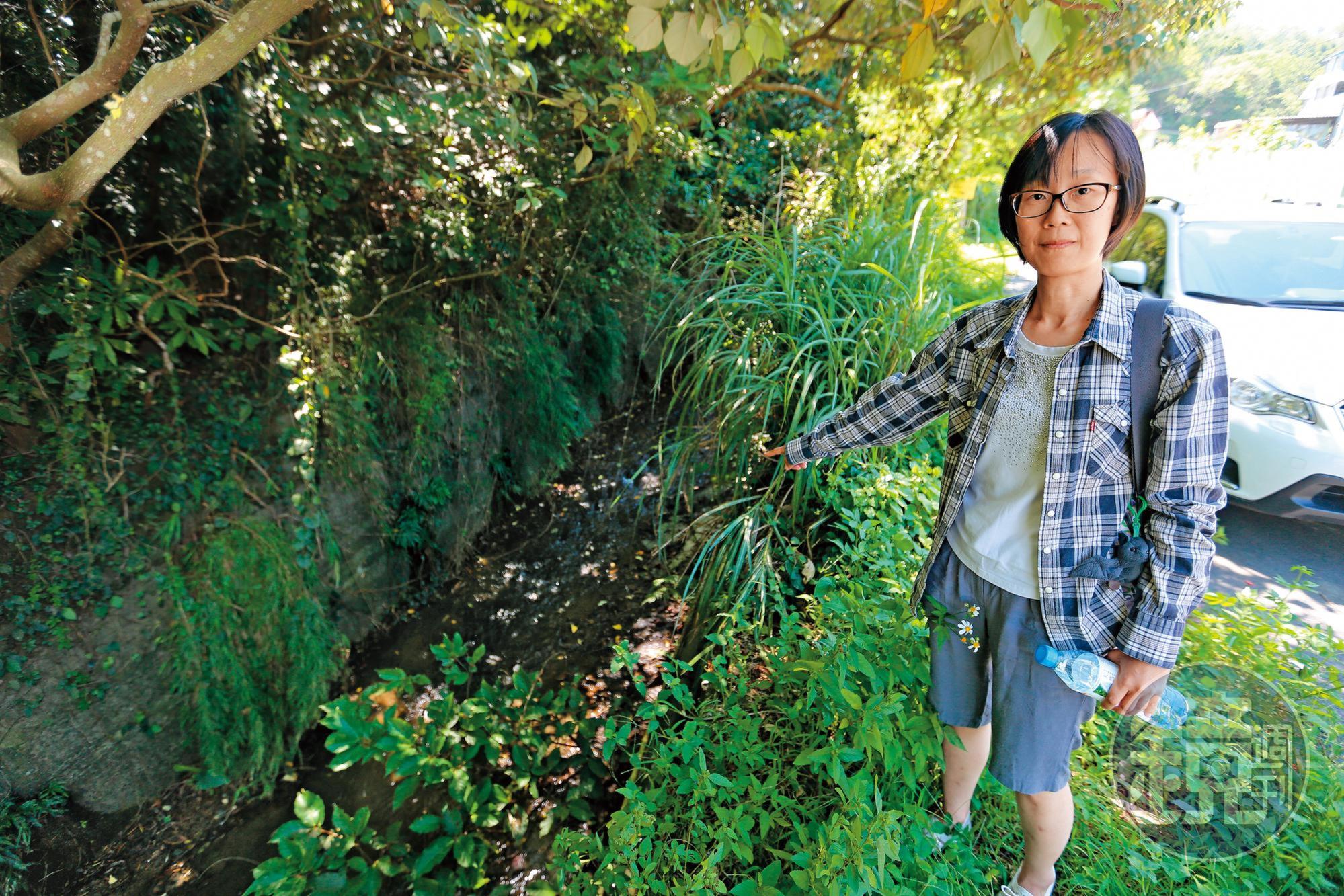 陳翠琴指出,竹東垃圾掩埋場留下的垃圾水,在這裡匯流到頭前溪。