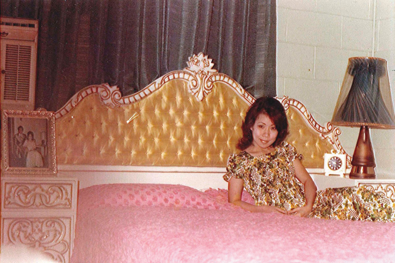 黃越綏27歲嫁給菲律賓華僑,一家人住在7百坪花園洋房,家中傭人有8至10人。如今只剩貴婦照片可供懷想當年。(黃越綏提供)