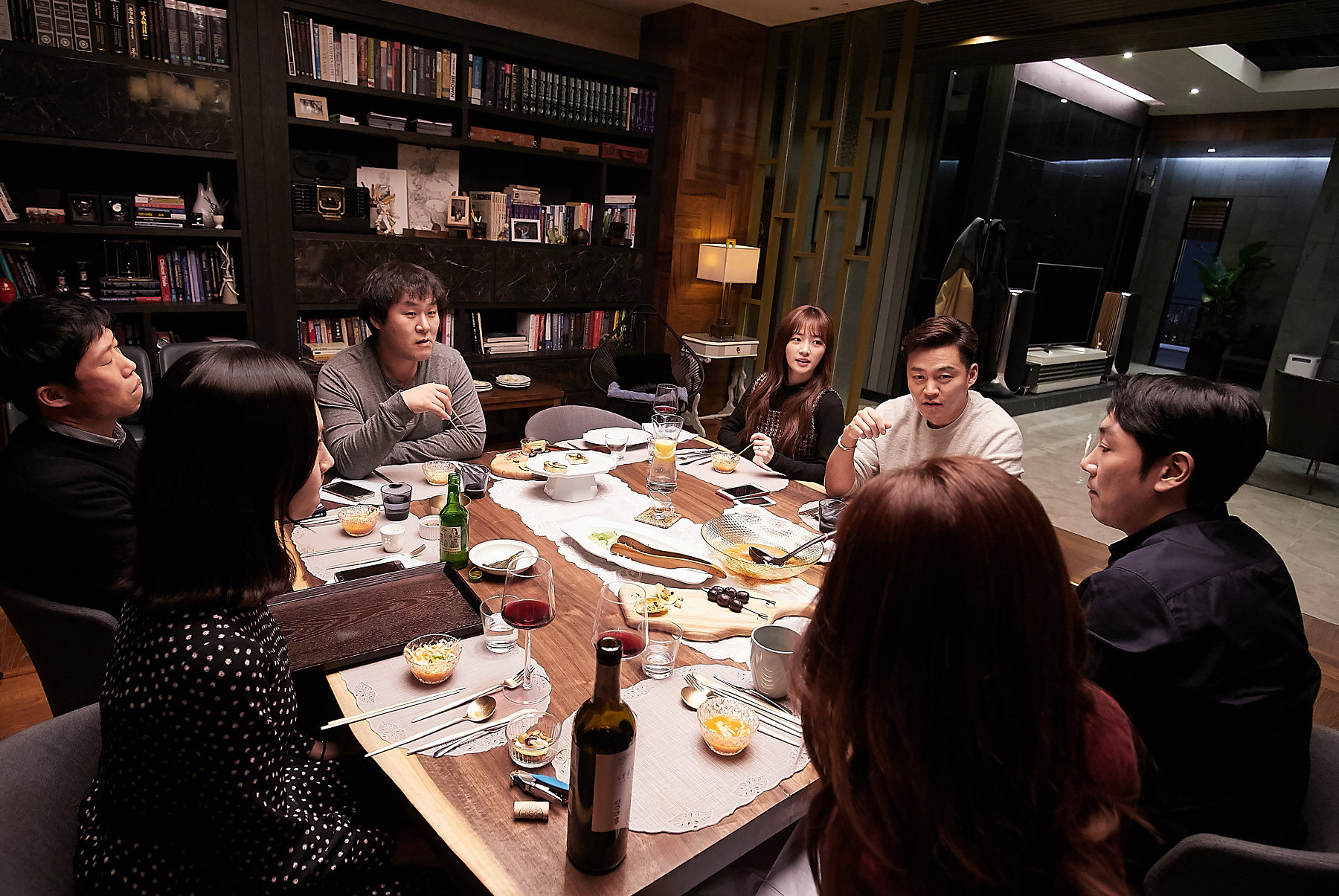 韓國電影《親密陌生人》測試愛情與友情的考驗，7位主演都是一線演員，右一為趙震雄。（采昌國際多媒體提供）