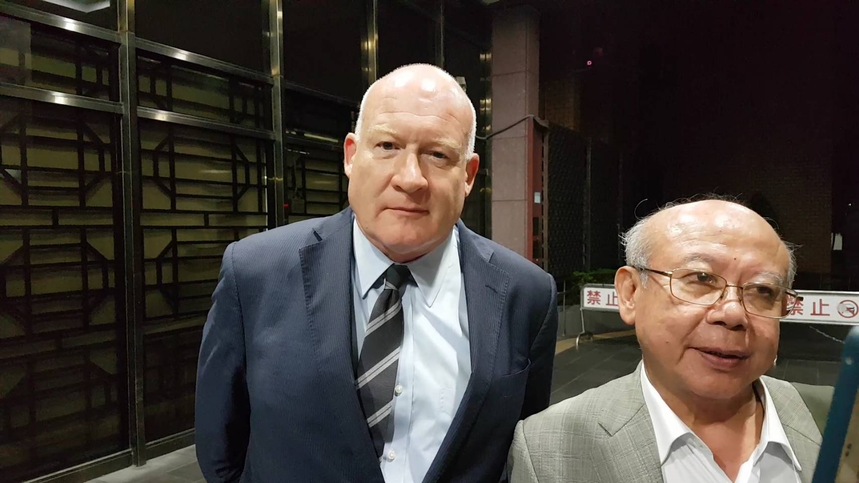 伊森葛特曼（左）訊後已被請回，右為葛特曼的律師李勝雄。