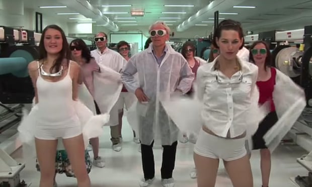 諾貝爾物理學獎得主慕茹的YouTube影片掀起風波。（網路截圖）