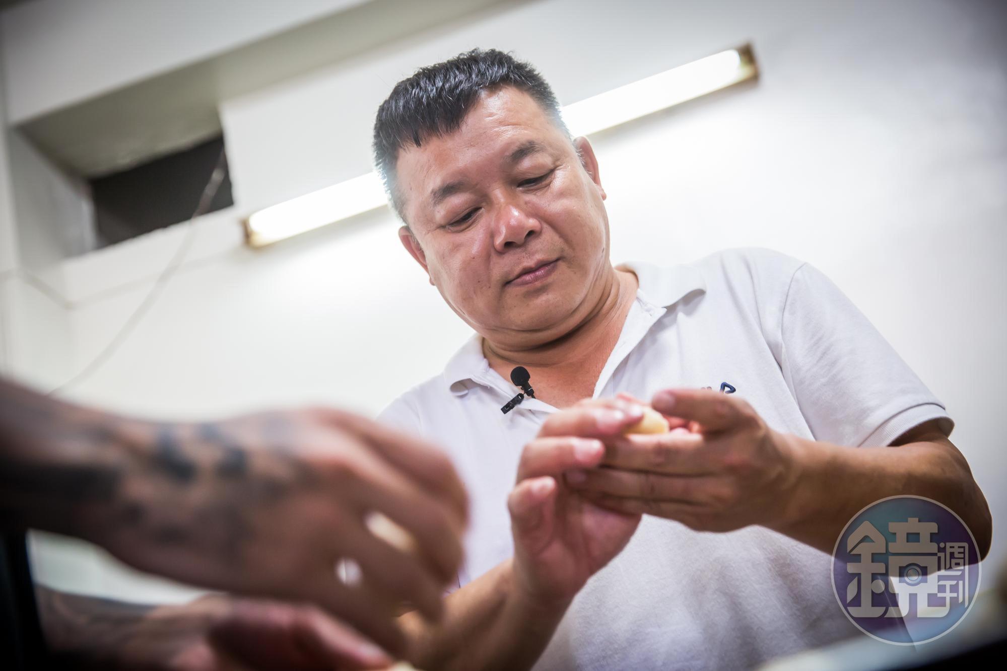 牛舌餅得靠純手工製作，蘇正興每天會視當日溫、濕度調整比例配方。