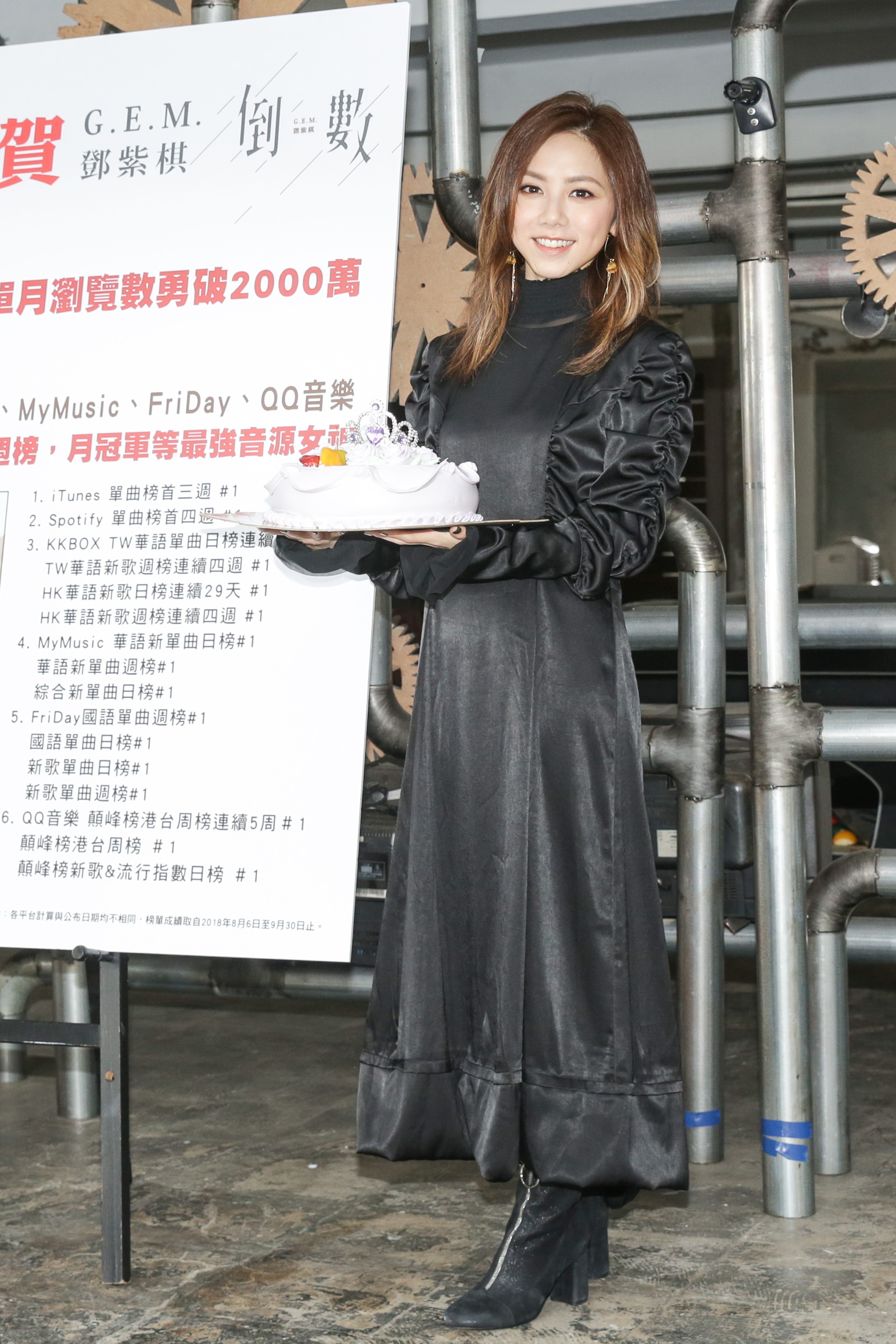 鄧紫棋透露最近甩肉7公斤，跟10年前的嬰兒肥模樣說拜拜。
