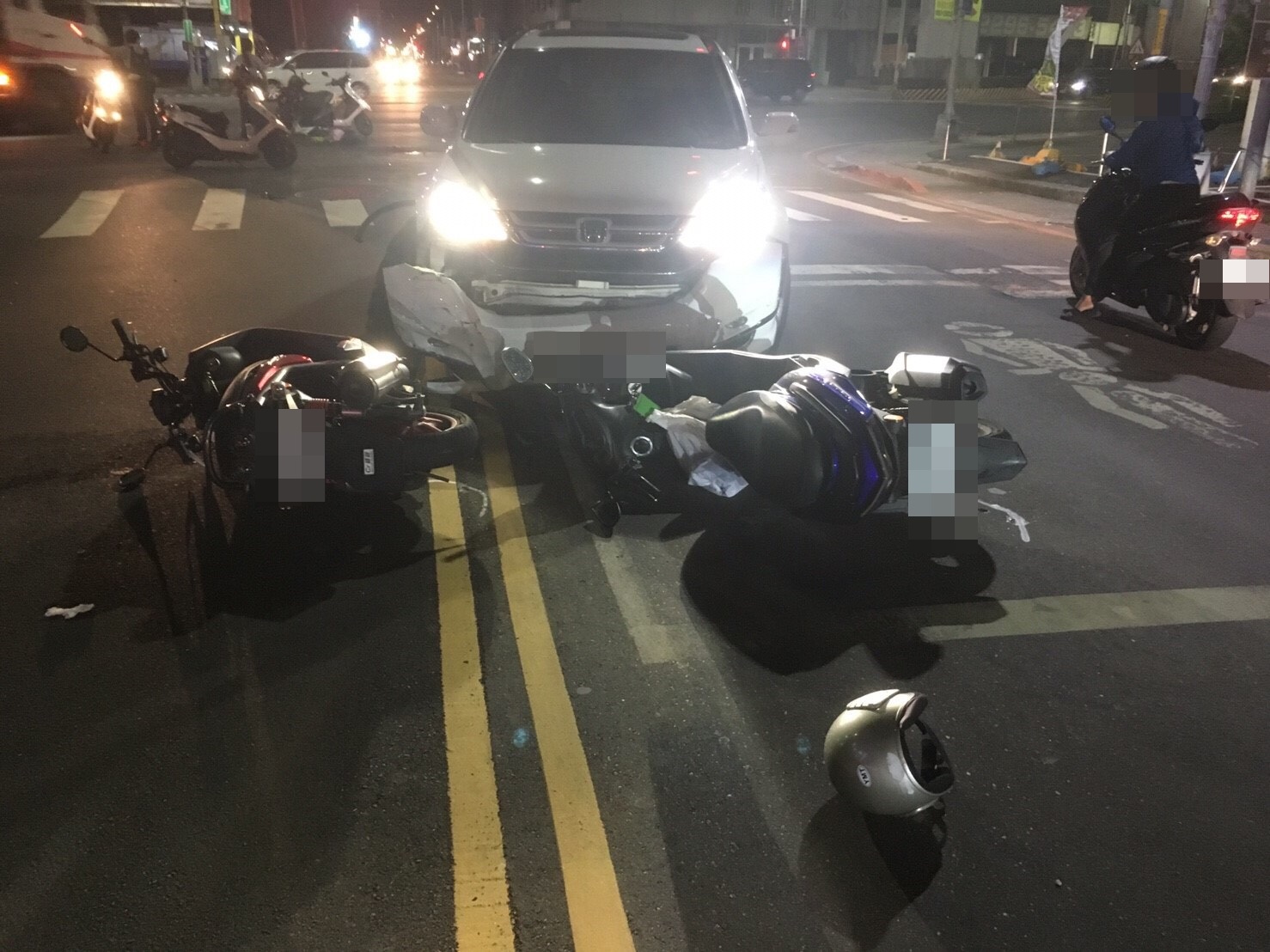 林姓研究生被撞後，當場倒地不起，他的機車也被撞爛。（翻攝畫面）
