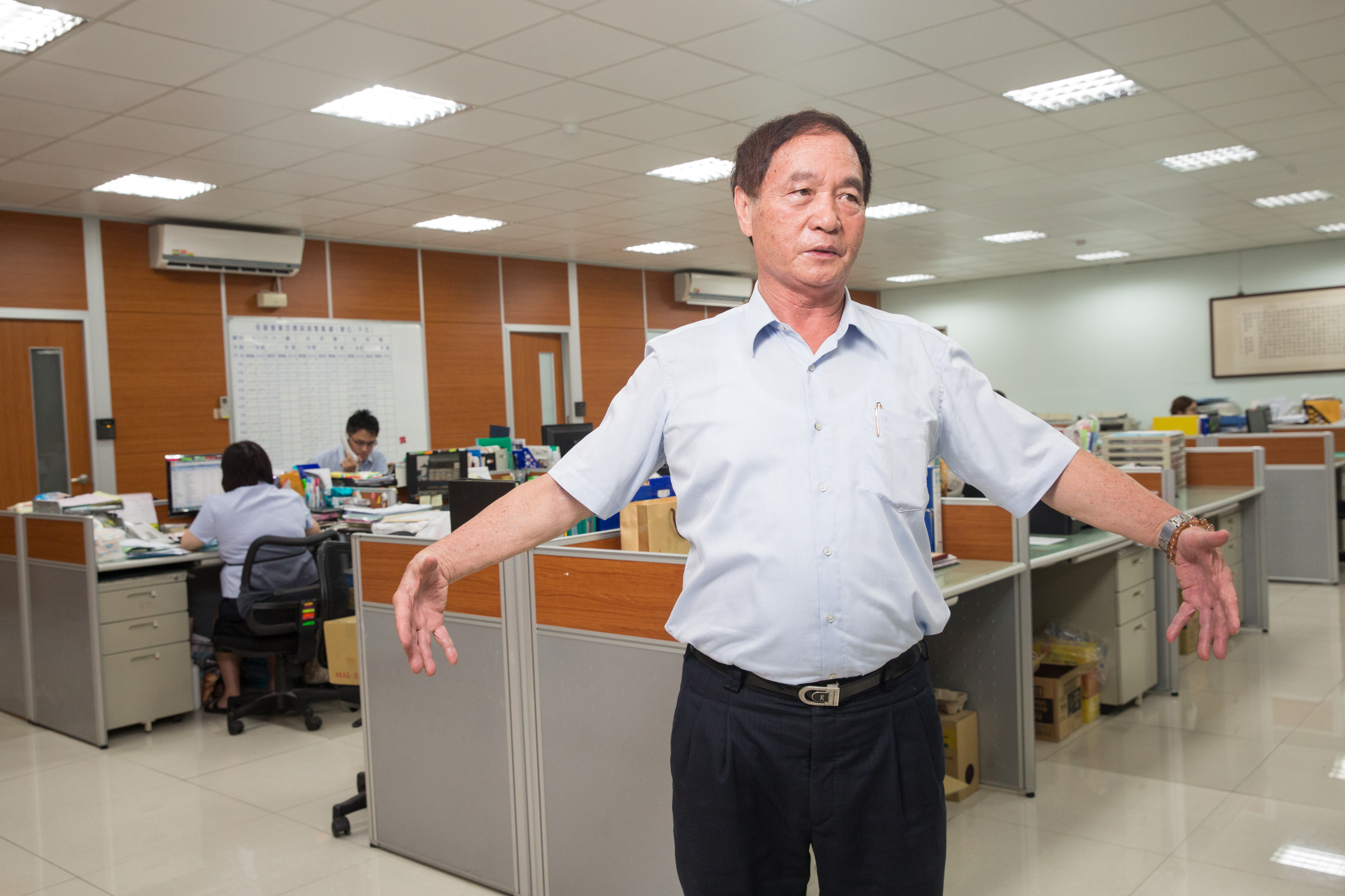 20年前，黃清山成立慈善基金會認養偏鄉並照顧獨居老人三餐。