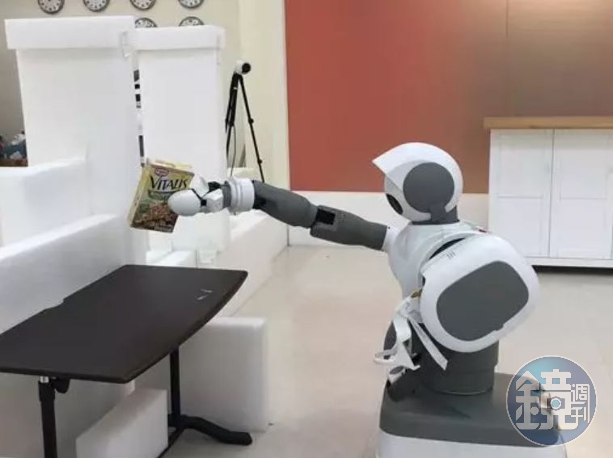 Aeolus Robotics 機器人拿起餅乾盒。（DeepTech）