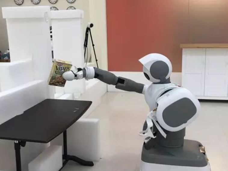 Aeolus Robotics 機器人拿起餅乾盒。（DeepTech）