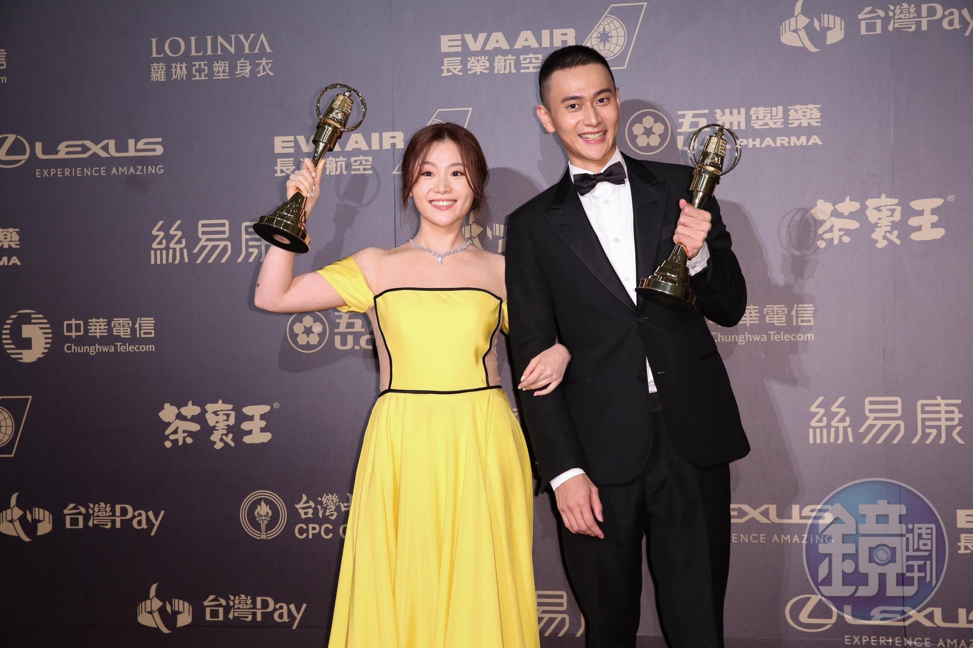劉冠廷和楊小黎分別拿下金鐘男配角和女配角獎,兩人開心合影。
