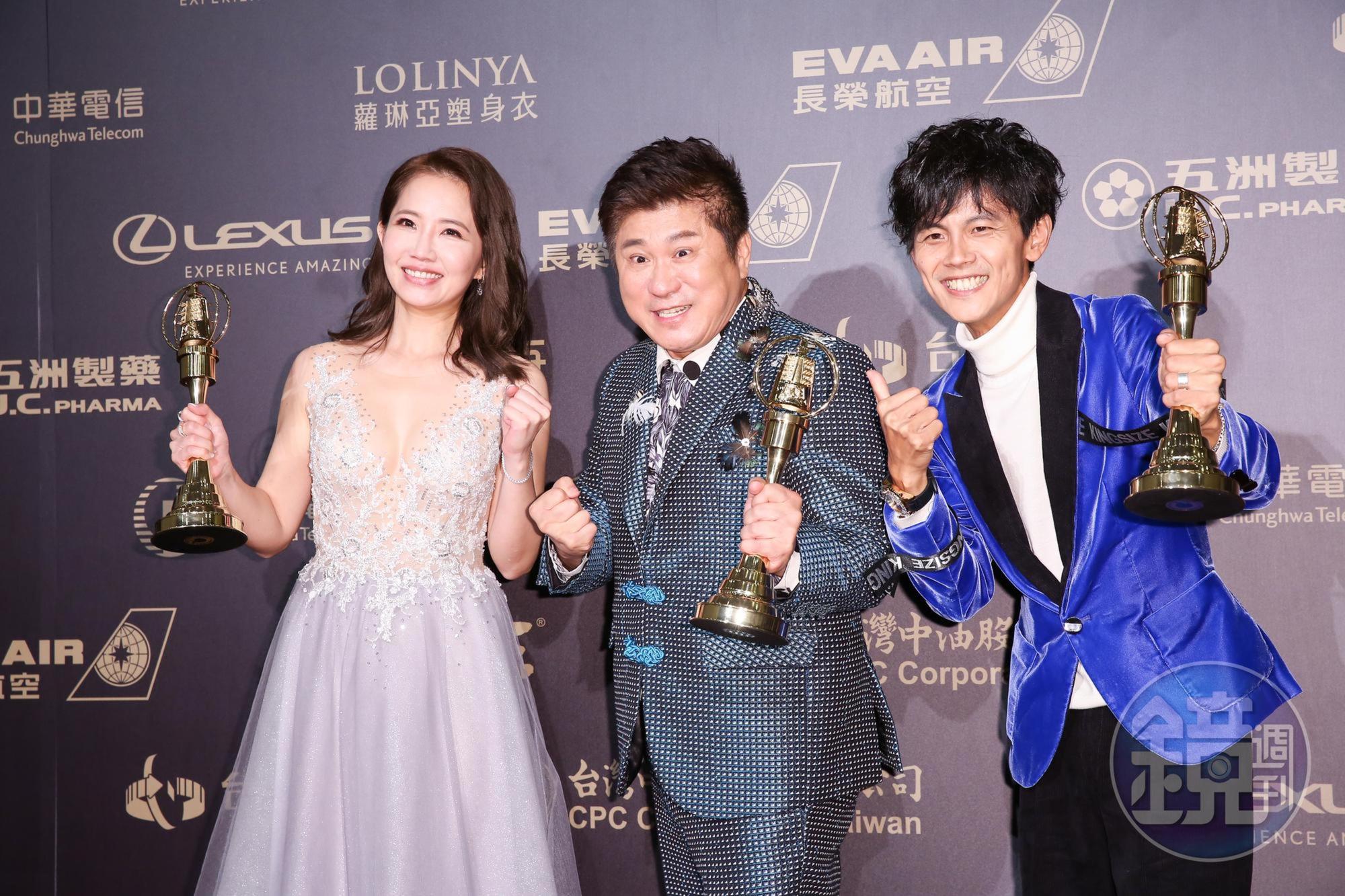 胡瓜和謝忻、阿翔一起拿下綜藝節目主持人獎,胡瓜說自己做節目17年,只入圍2次,一度懷疑自己是不是綜藝人。