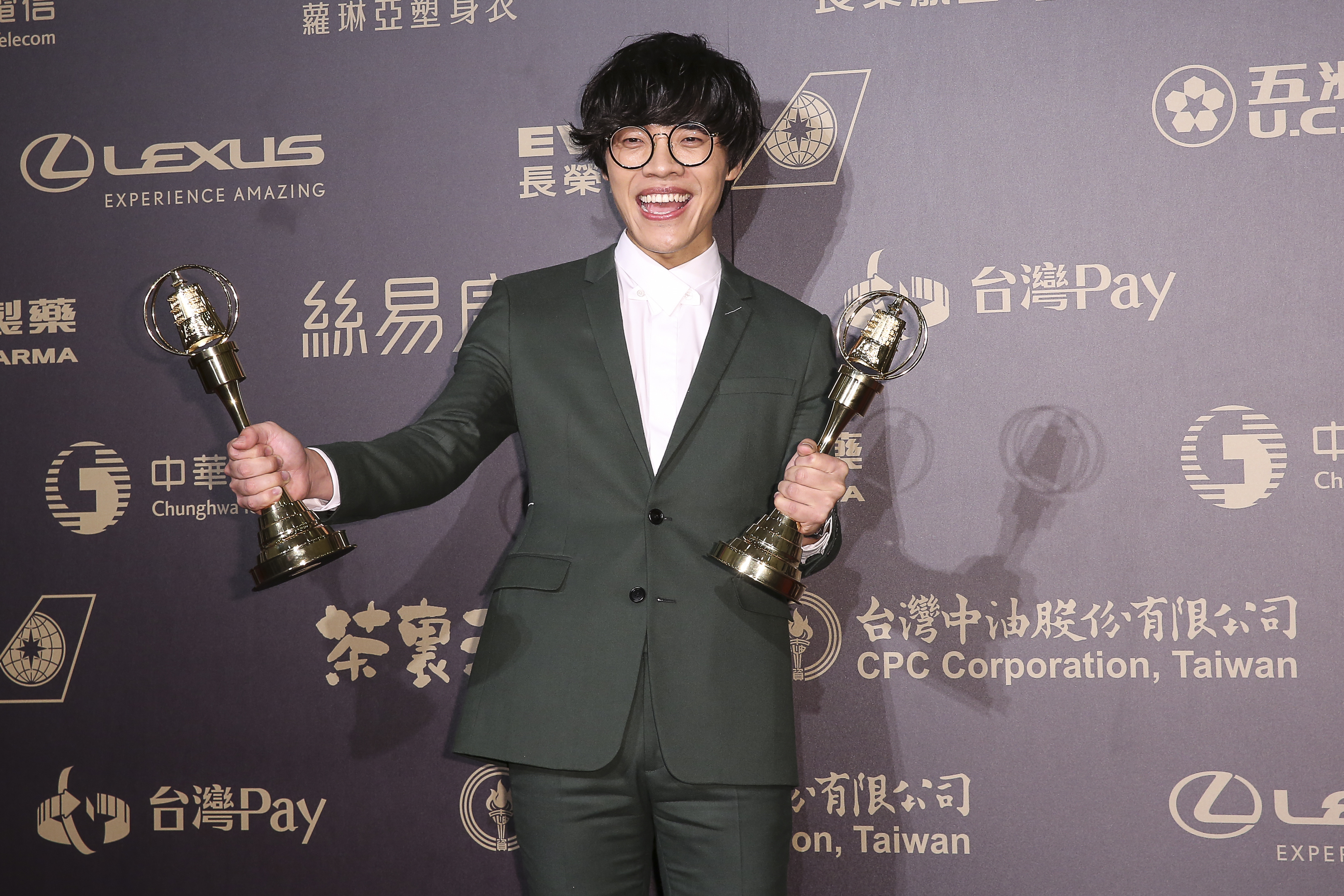 盧廣仲連中兩元,感到非常開心。
