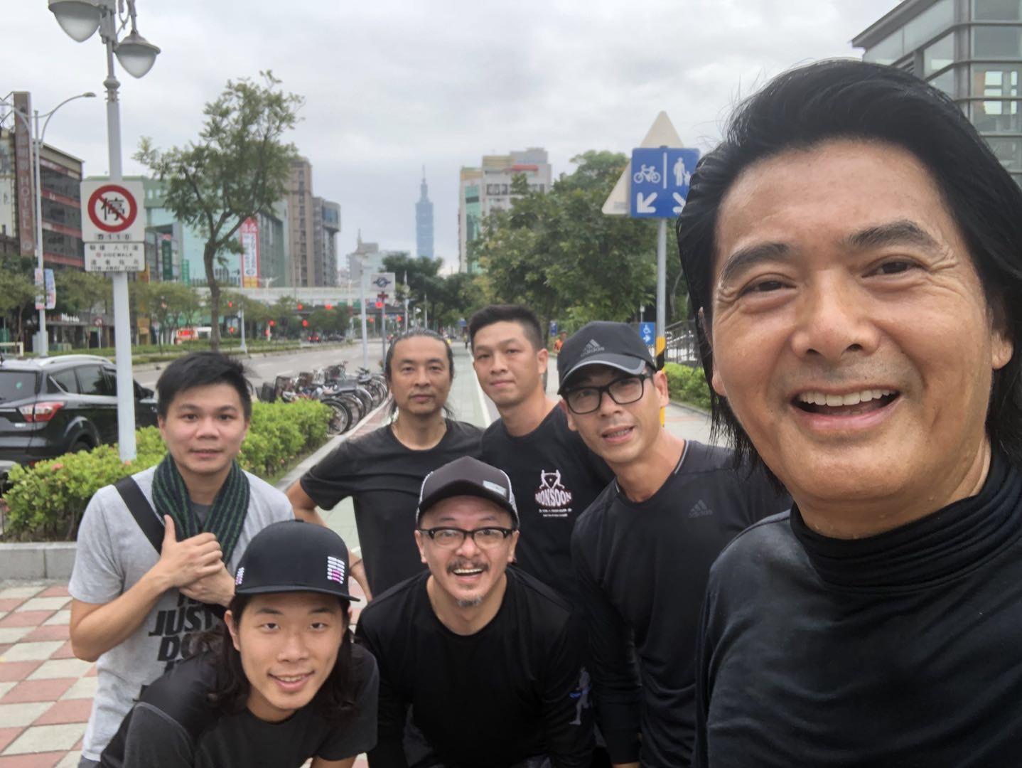 近年熱愛跑步的發哥到台灣,慢跑也是不能少的。(双喜電影提供)