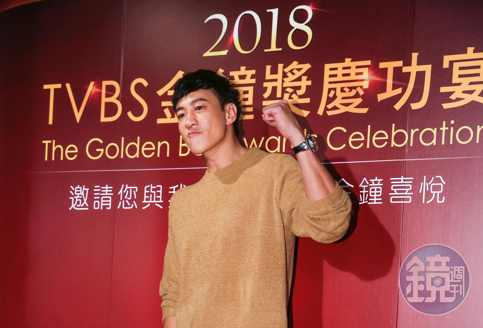 靠著《翻牆的記憶》拿下金鐘最佳導演,何潤東開心慶功。