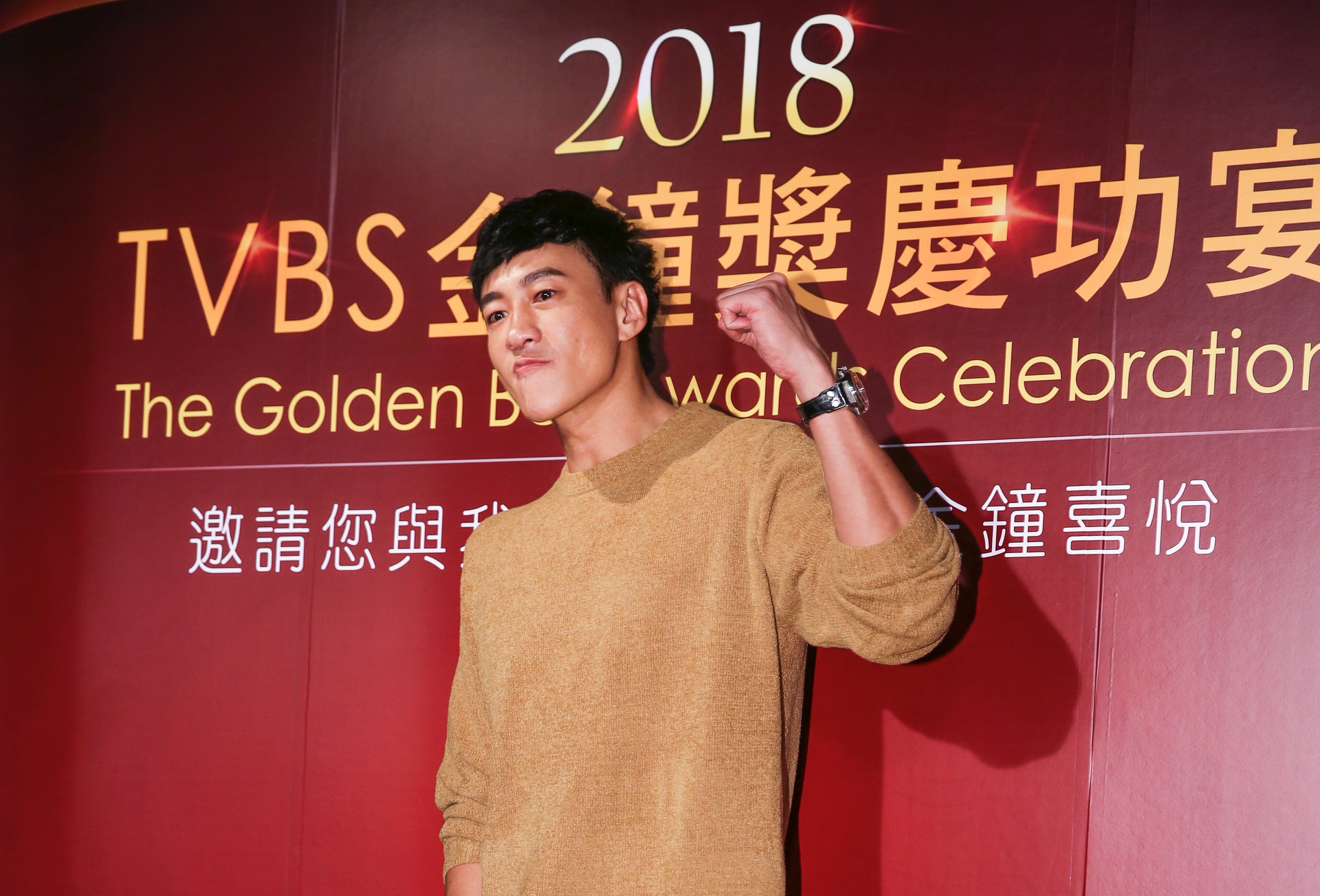 靠著《翻牆的記憶》拿下金鐘最佳導演，何潤東開心慶功。