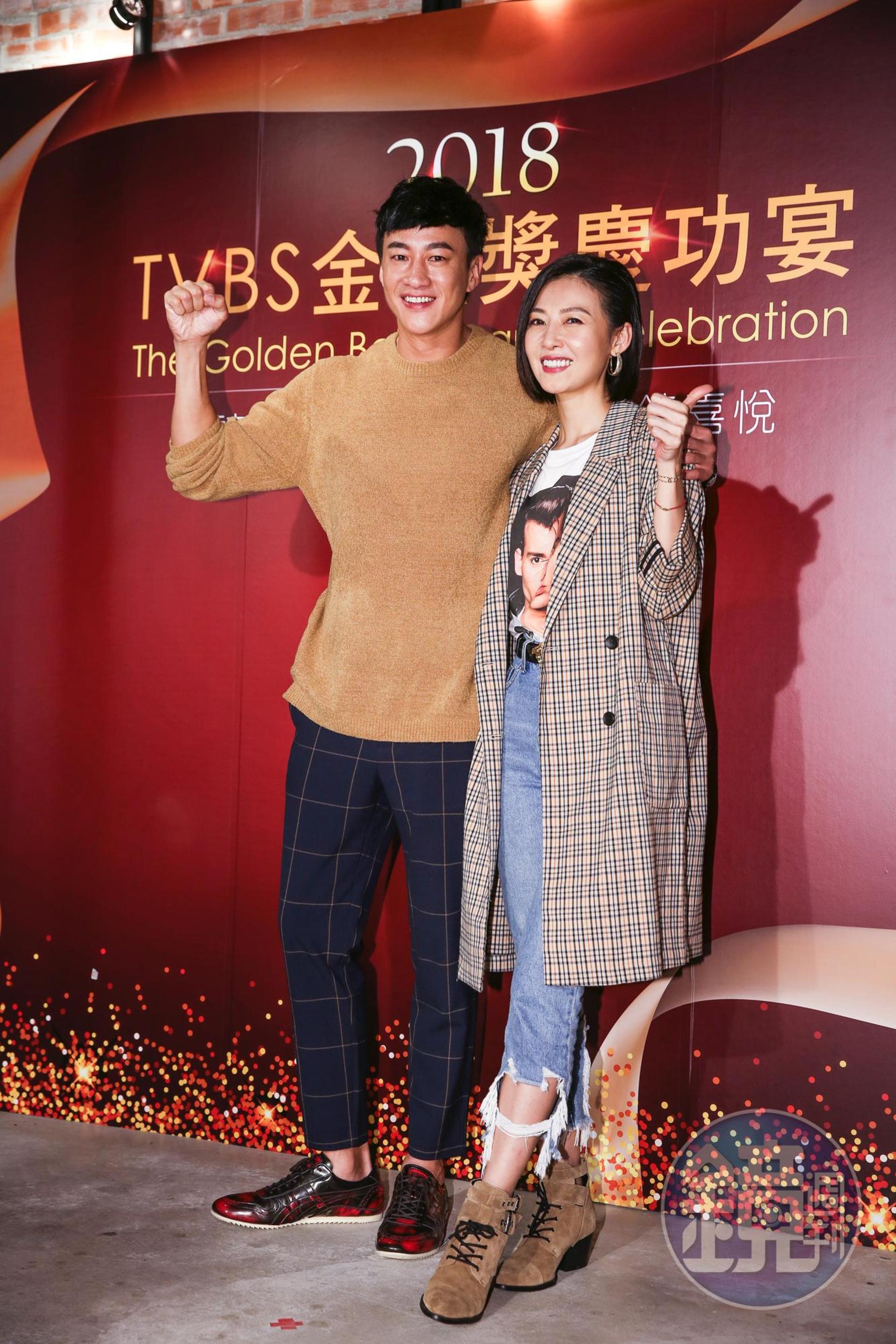 何潤東老婆也現身慶功宴,和他開心合影。